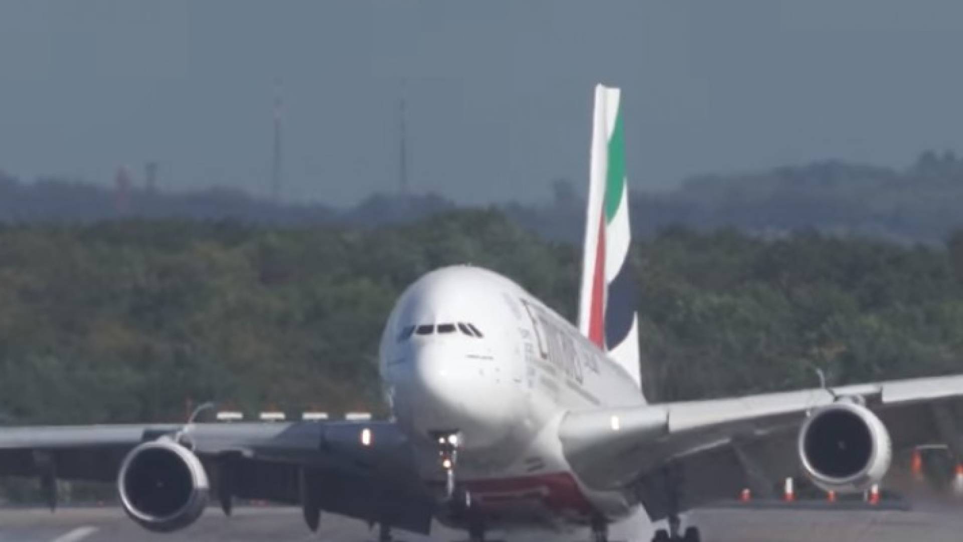 يوثق الفيديو لحظة هبوط الطائرة في مطار دوسلدروف غربي ألمانيا وسط رياح عاتية