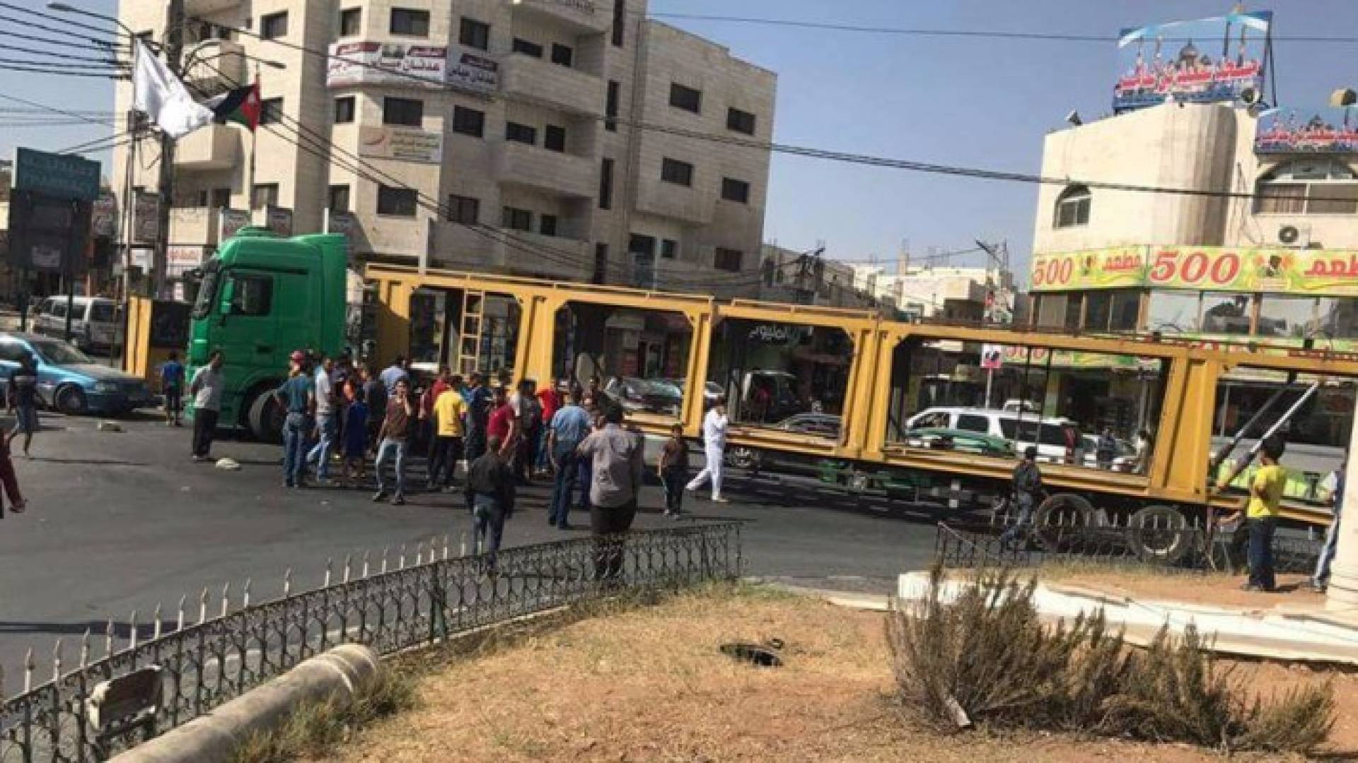 مواطن يغلق دوار الرمثا الرئيسي بشاحنة احتجاجا على عدم تعبيد شارع قرب منزله