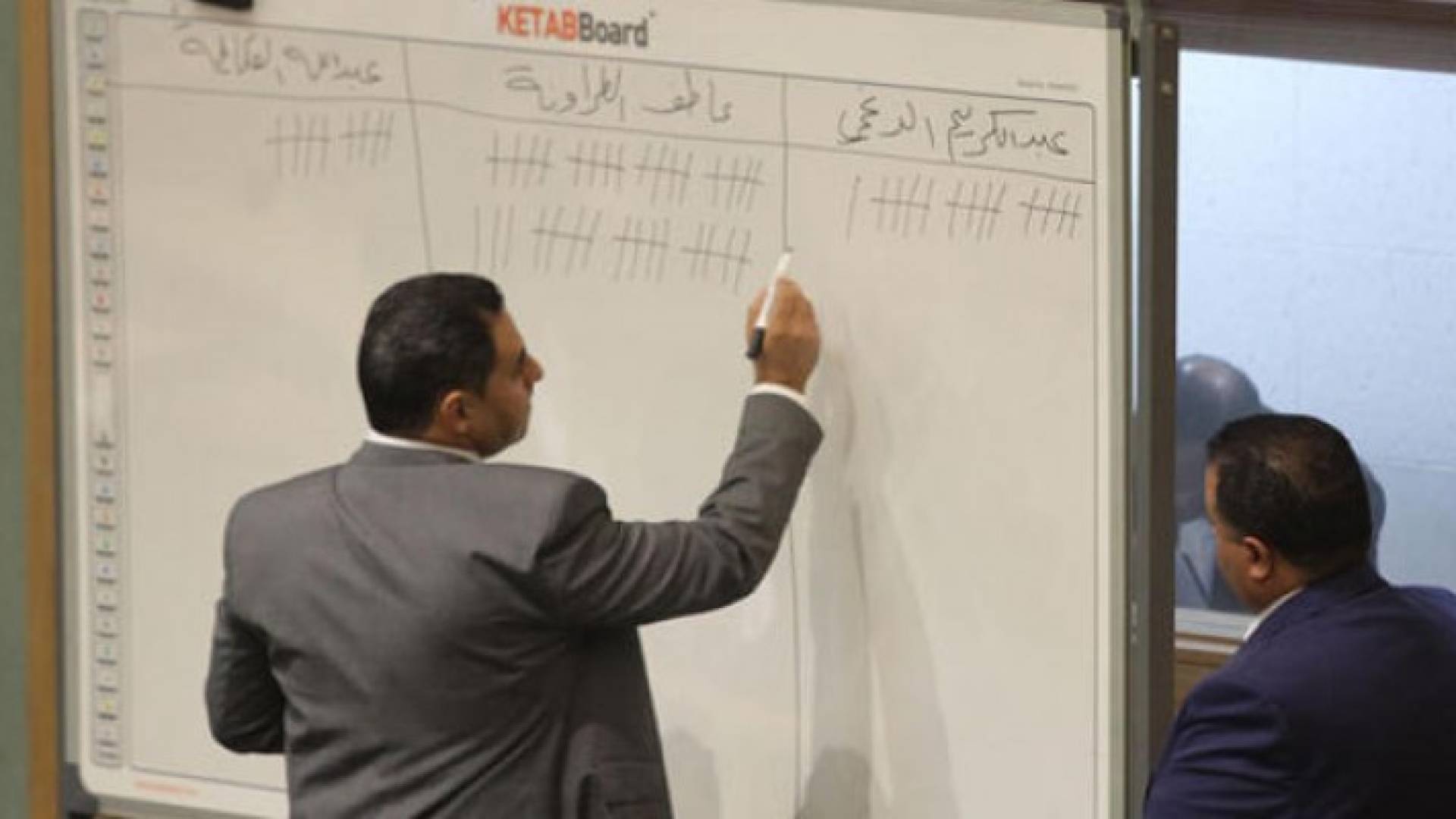 موظفا مجلس نواب يسجلان أرقام الفرز لانتخابات رئاسة المجلس