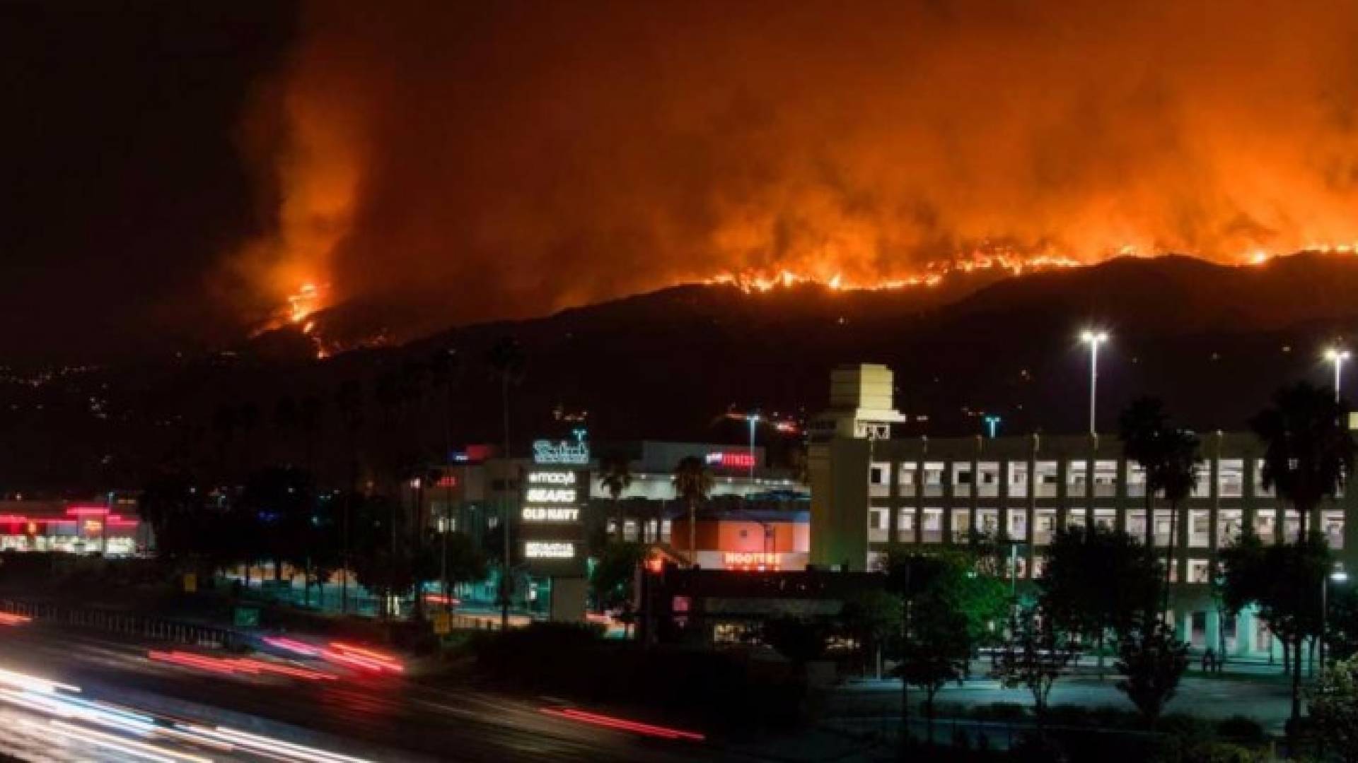 قتلى في حرائق مدمرة تجتاح كاليفورنيا.. وإعلان حالة الطوارئ