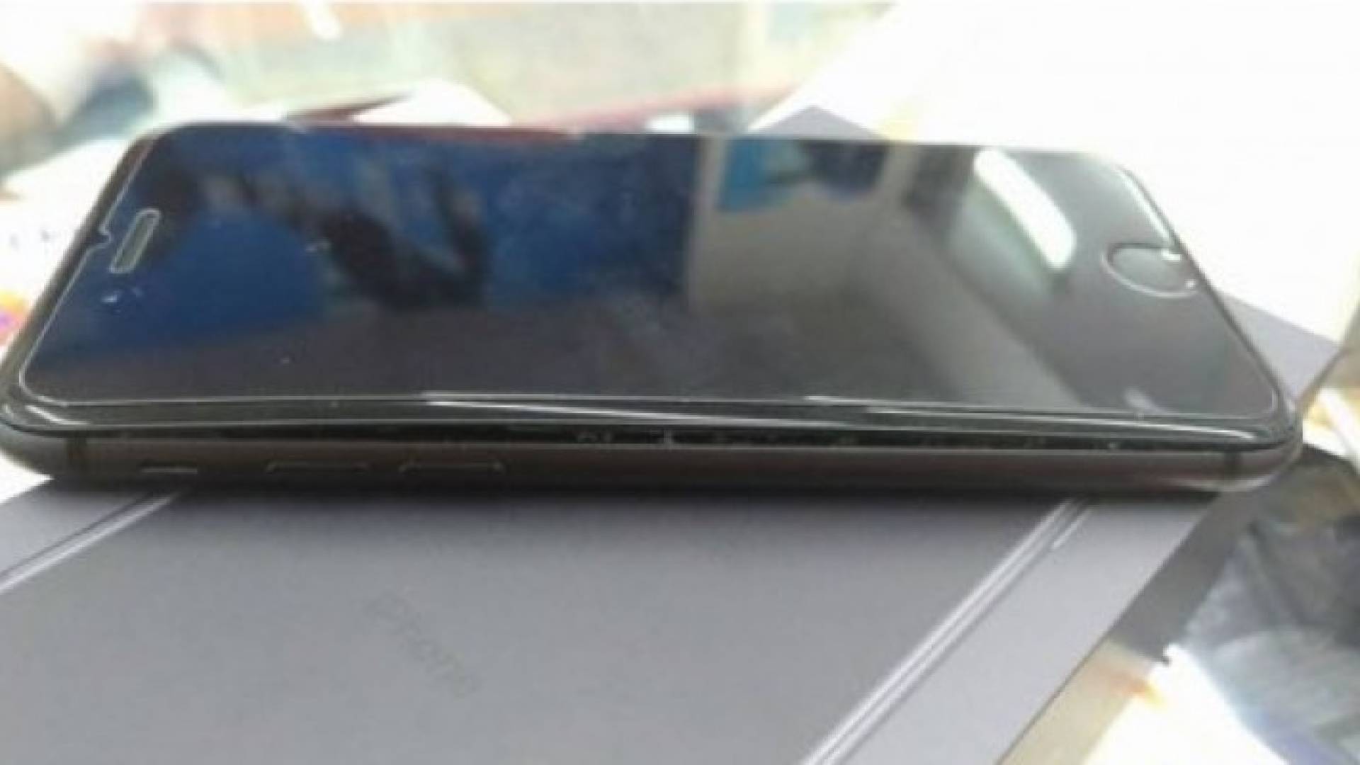 آبل تحقق في مشكلة انتفاخ بطارية آيفون 8