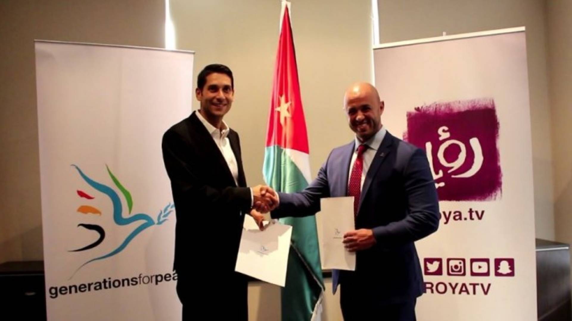 جانب من توقيع الاتفاقية