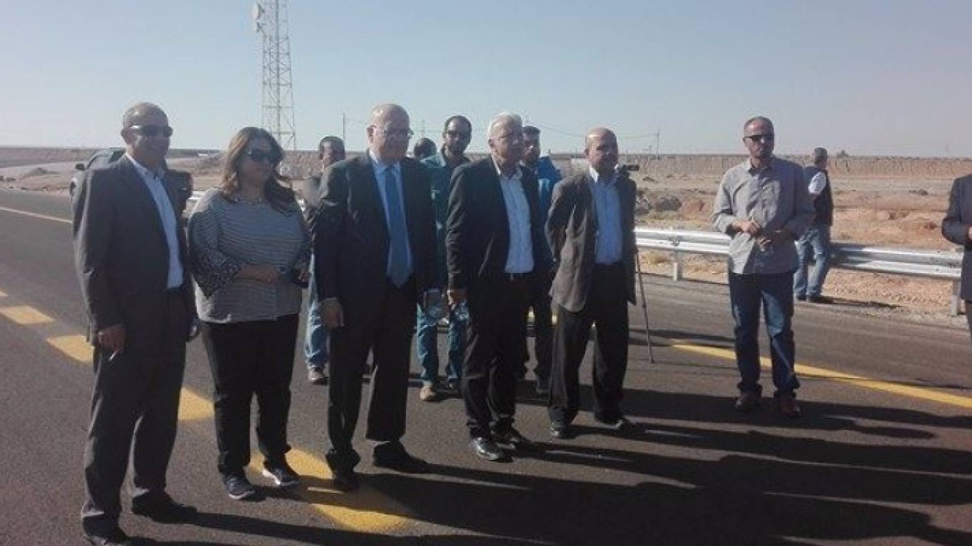 الوزير هلسة خلال افتتاح الطريق