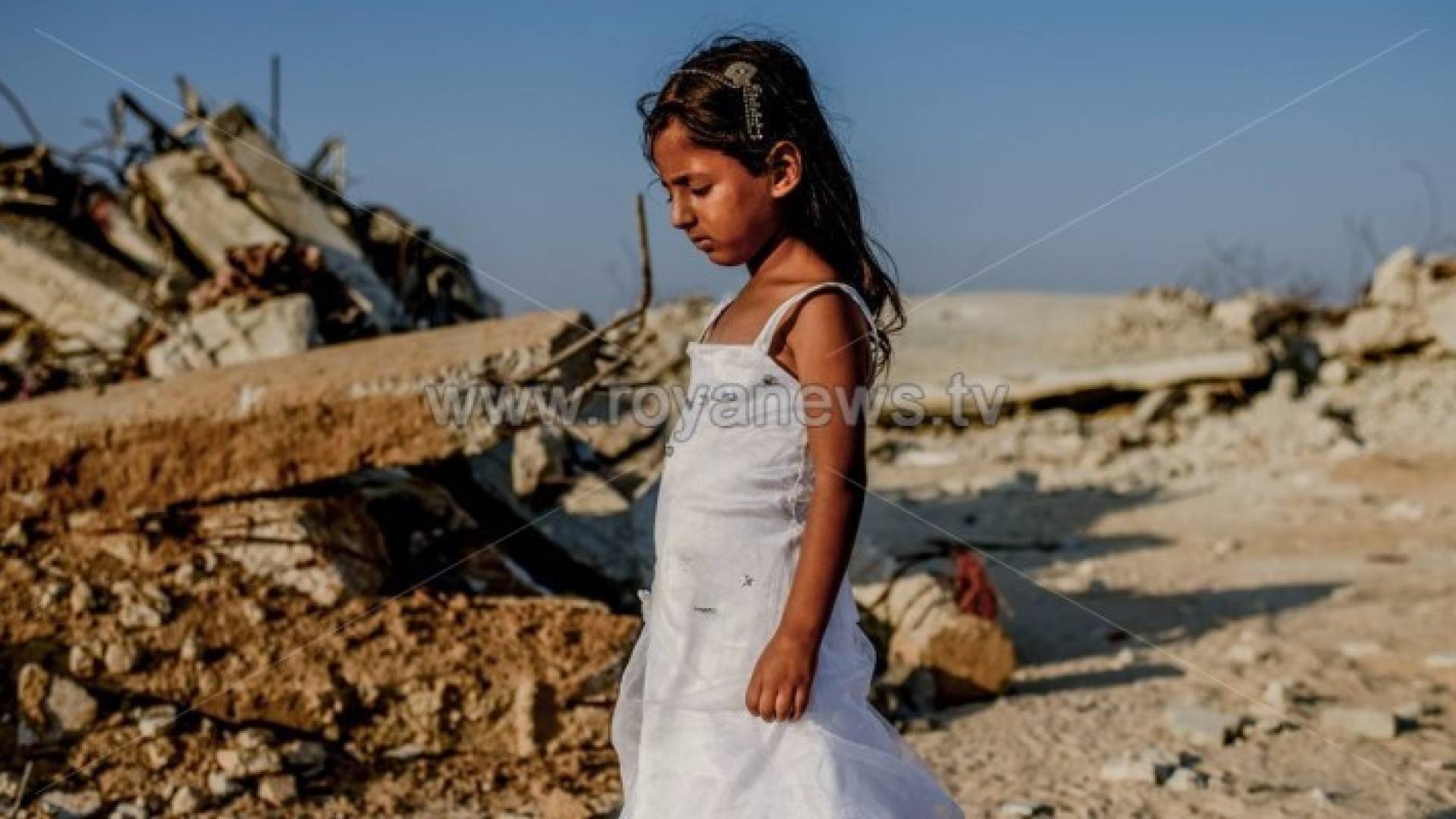 طفلة من قطاع غزة تقف على أنقاض بيت عائلتها الذي دمرته طائرات الاحتلال إبان العدوان الأخير على غزة- ارشيف