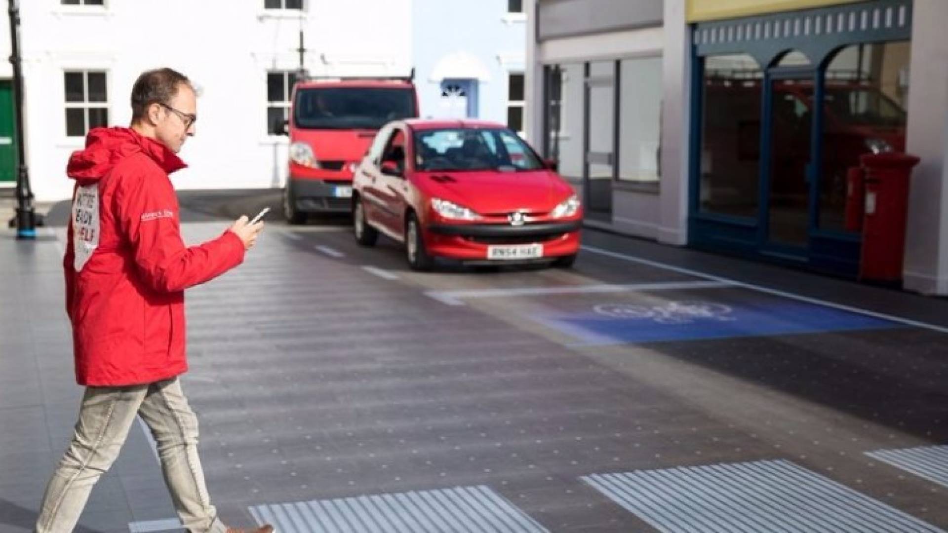 لندن تكشف عن أول "ممر مشاة ذكي" في العالم