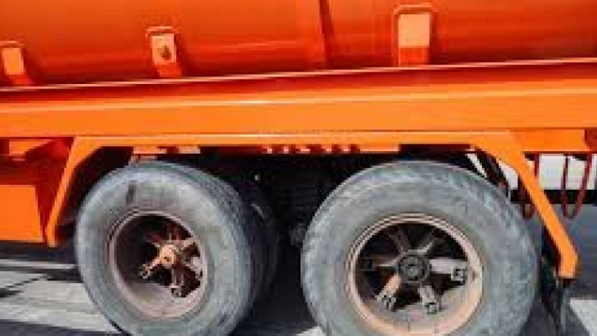 ضبط صهريج يفرغ مادة الكلورين السامة في احد أودية الموقر