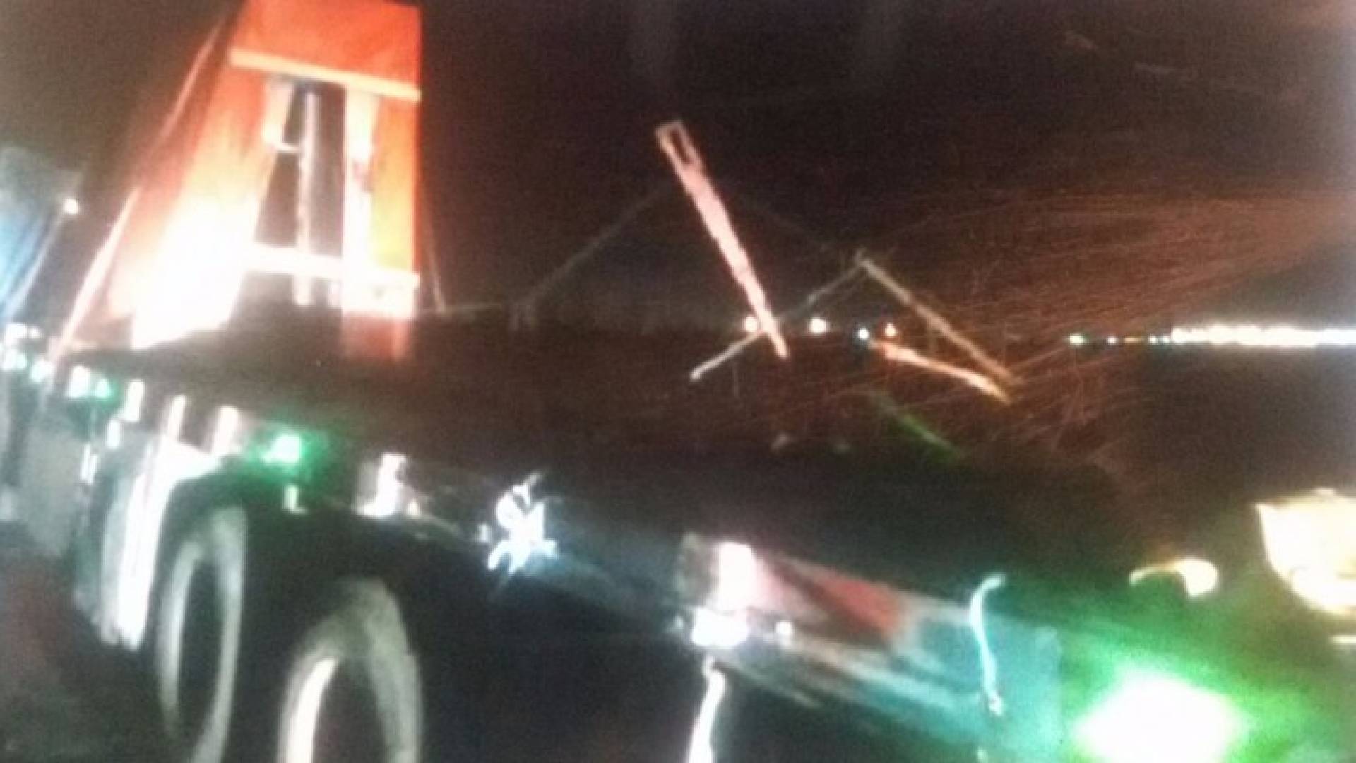 سقوط حمولة شاحنة من الزجاج على الطريق الصحراوي