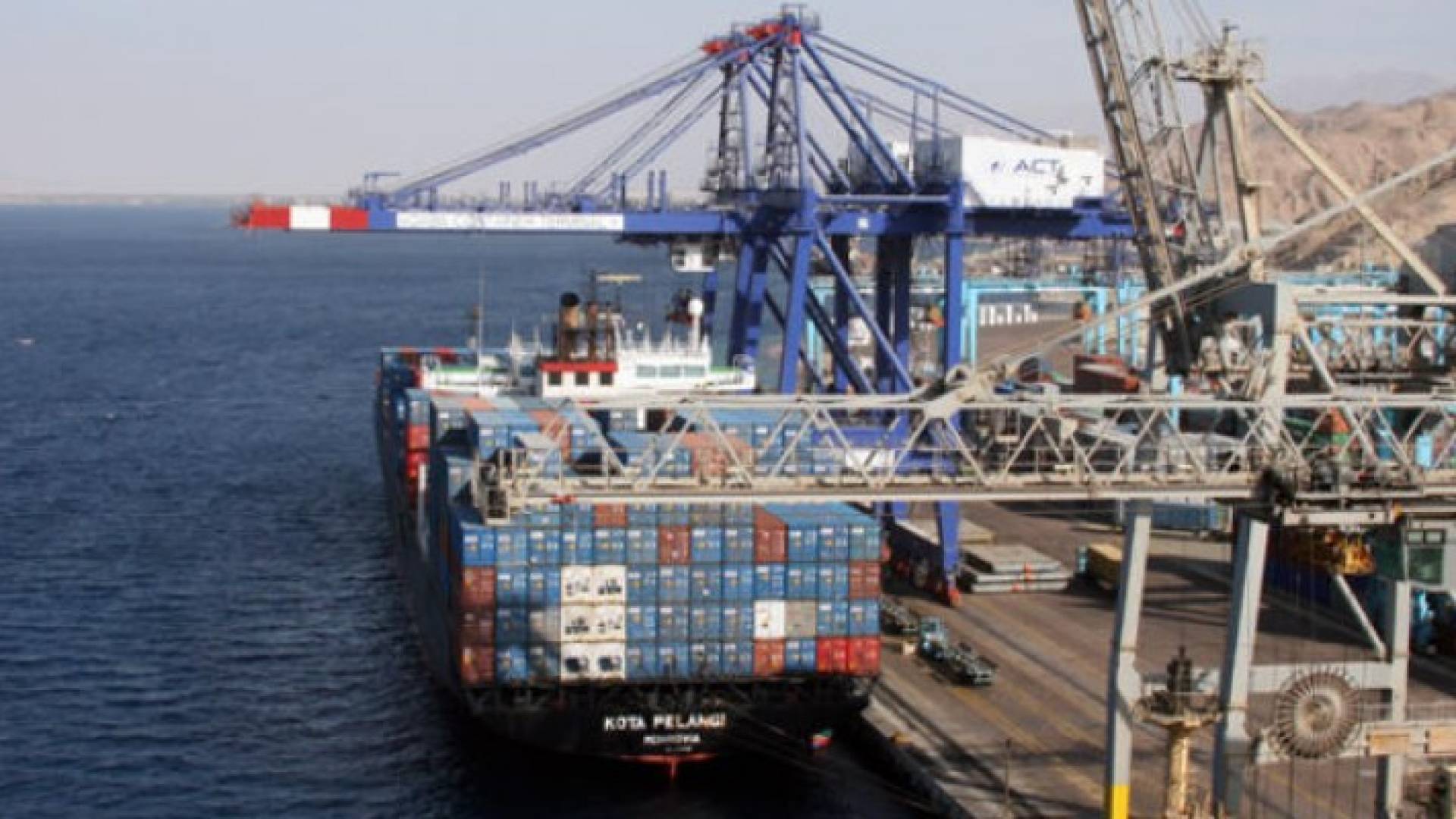 تفريغ حمولة باخرة في العقبة - ارشيف