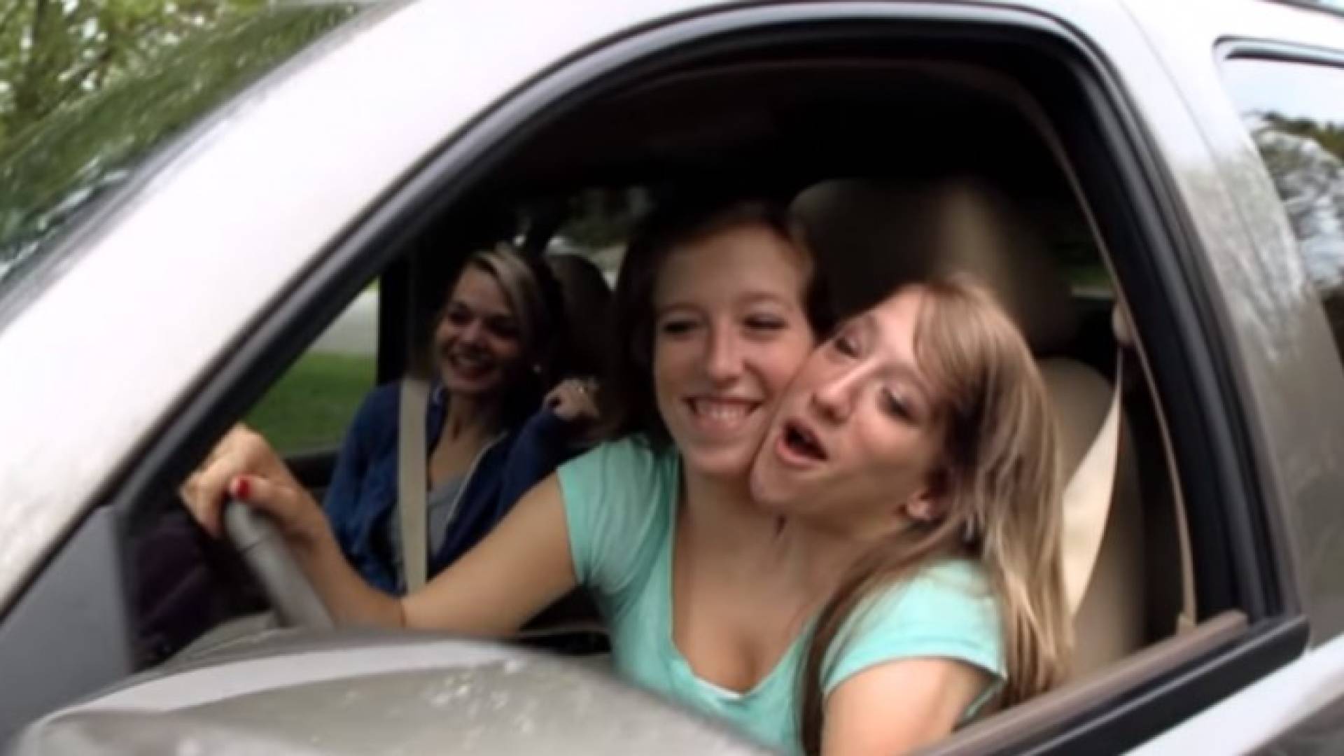 التوأم آبي وبريتاني خلال قيادتهما السيارة