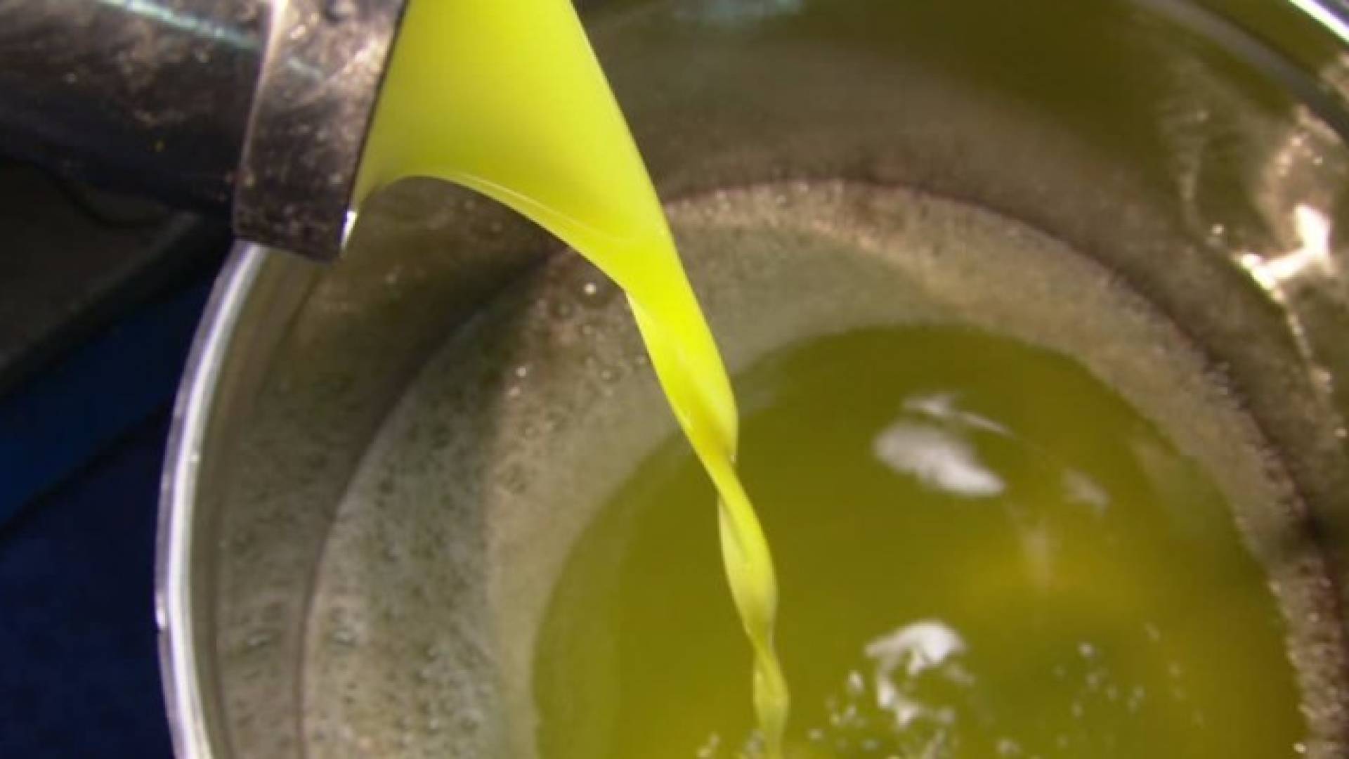 المرحلة النهائية بعصر زيت الزيتون - ارشيف