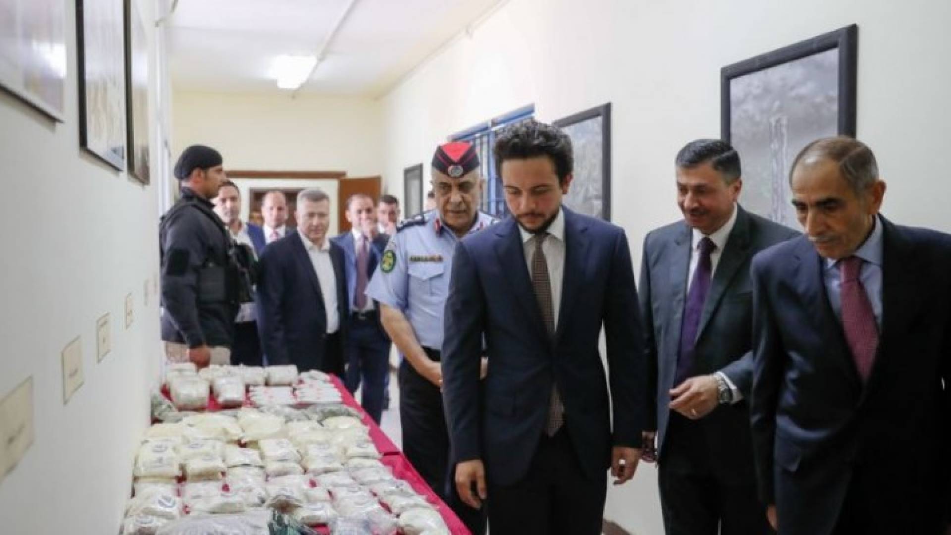 ولي العهد يزور إدارة مكافحة المخدرات