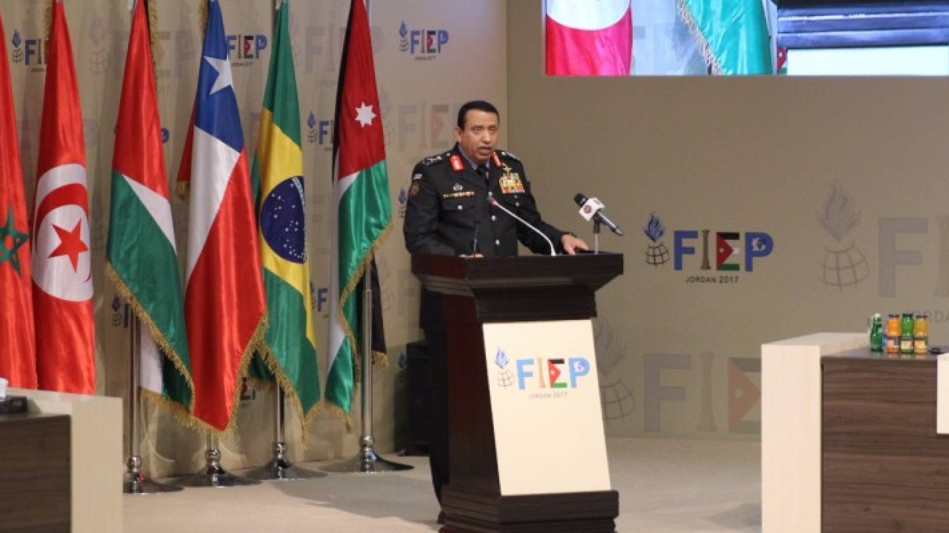 اللواء الركن الحواتمة خلال ترؤسه اجتماع المجلس الأعلى للمنظمة الدولية للشرطة والدرك (FIEP)