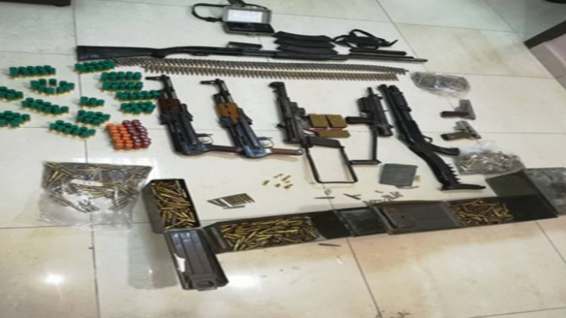ضبط شخص بحوزته أسلحة ناريه اتوماتيكيه وذخائر في مداهمة باربد
