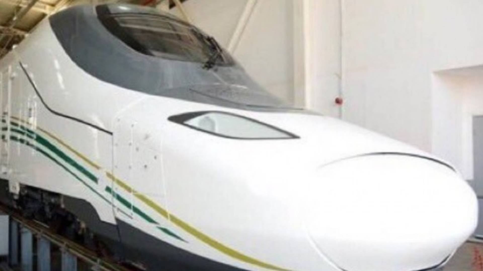 أول رحلة تجريبية للقطار السريع