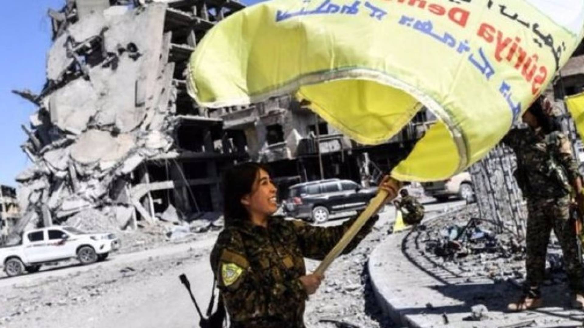 احتفل مقاتلو قوات سوريا الديمقراطية في شوارع المدينة