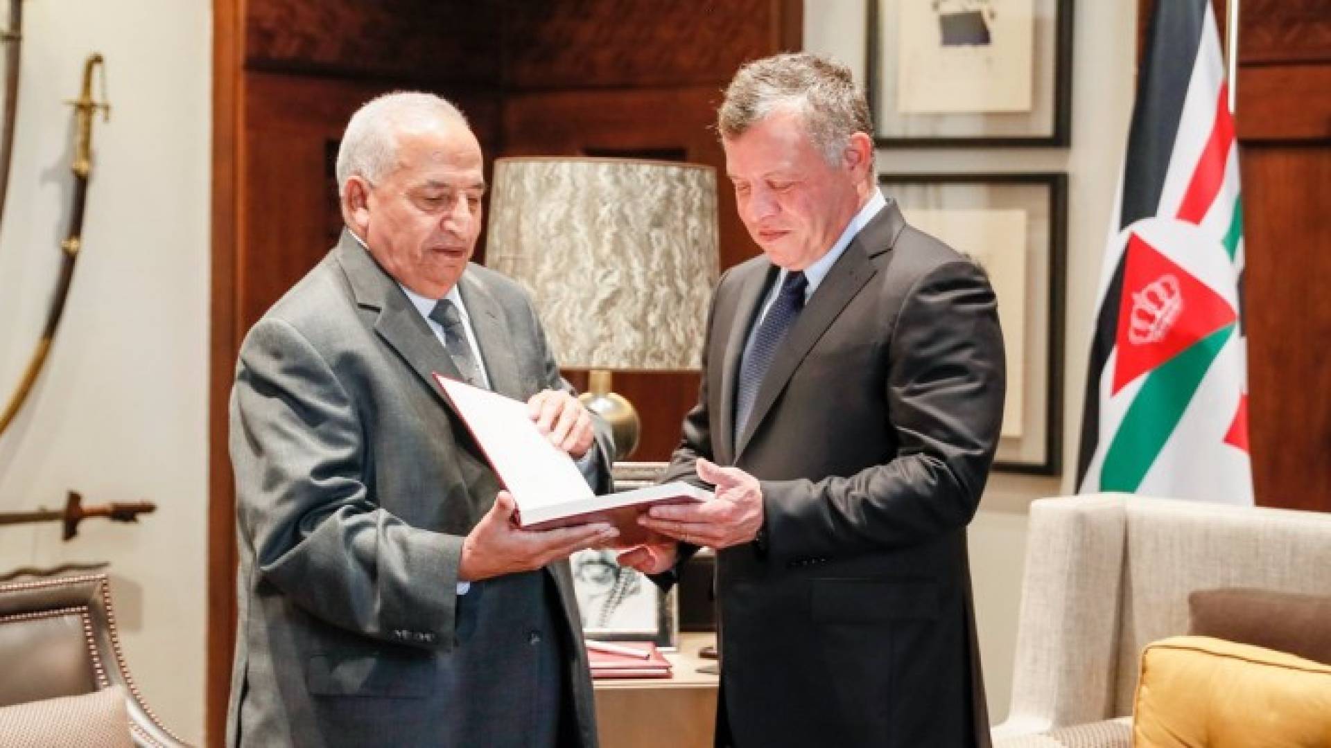 الملك عبدالله الثاني اثناء تسلمه التقرير