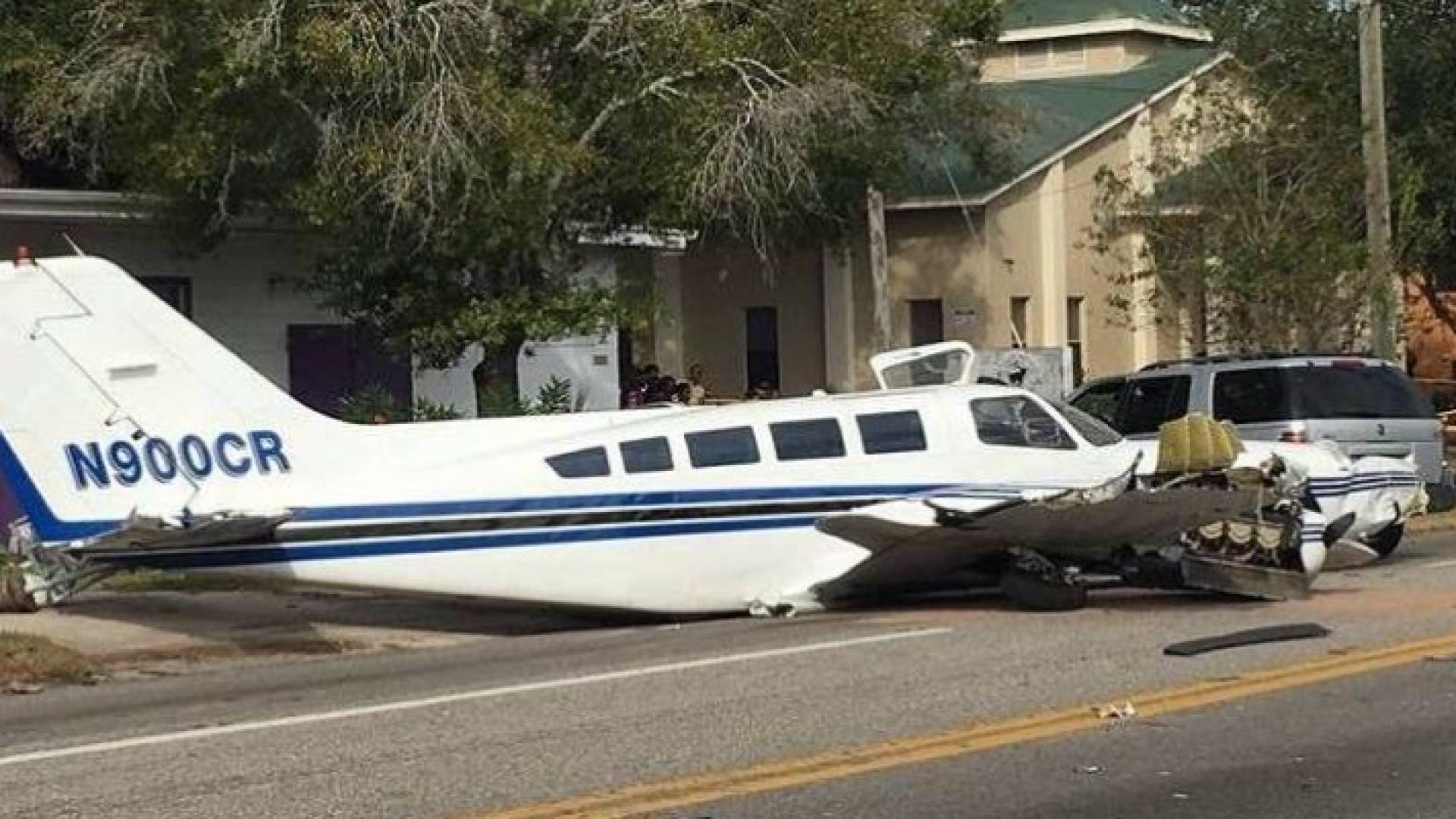 تسبب هبوط اضطراري لطائرة ركاب صغيرة بحادث مروري كاد يودي بحياة أكثر من شخص