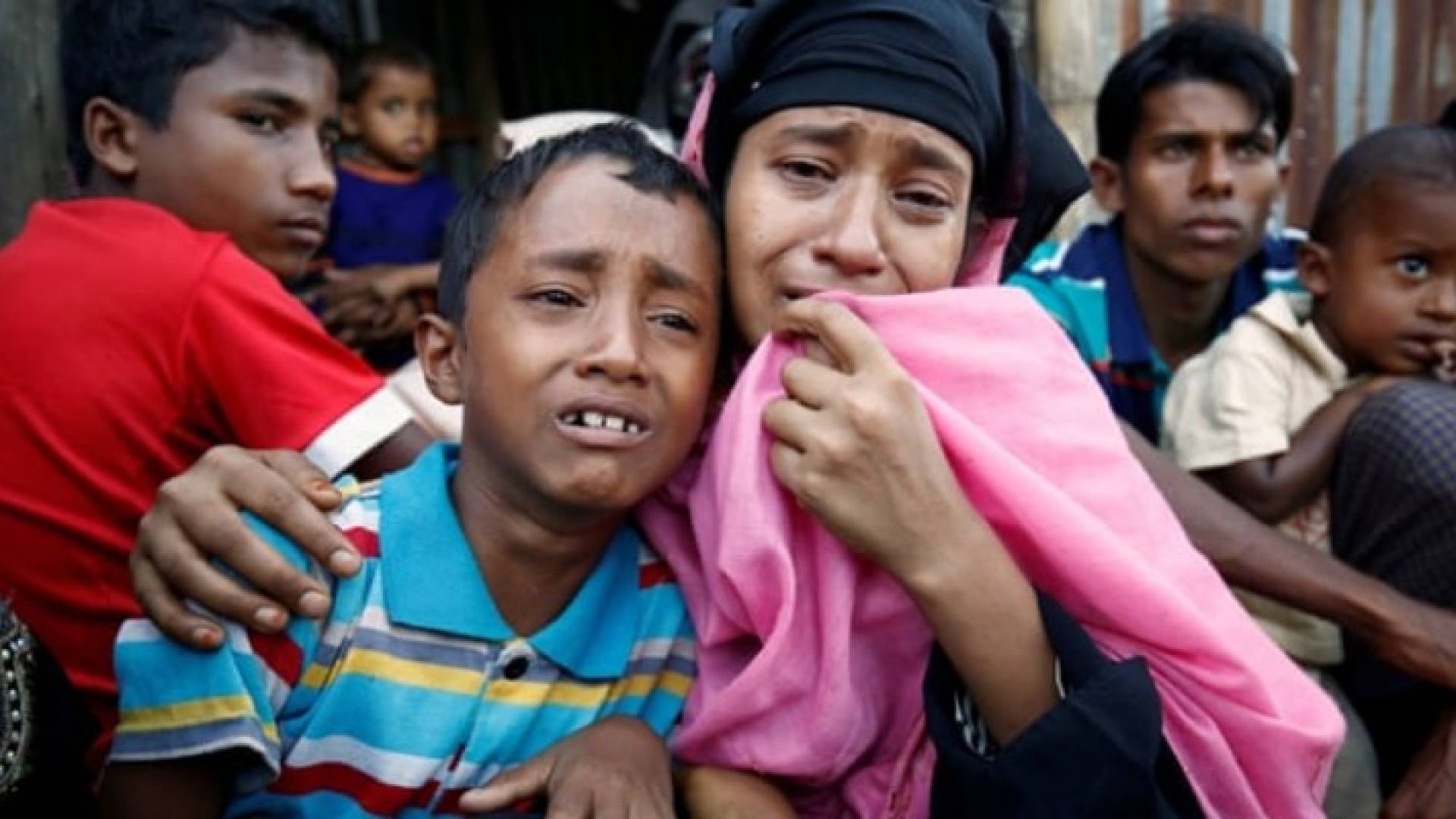 طفل مع والدته من الروهينغا 