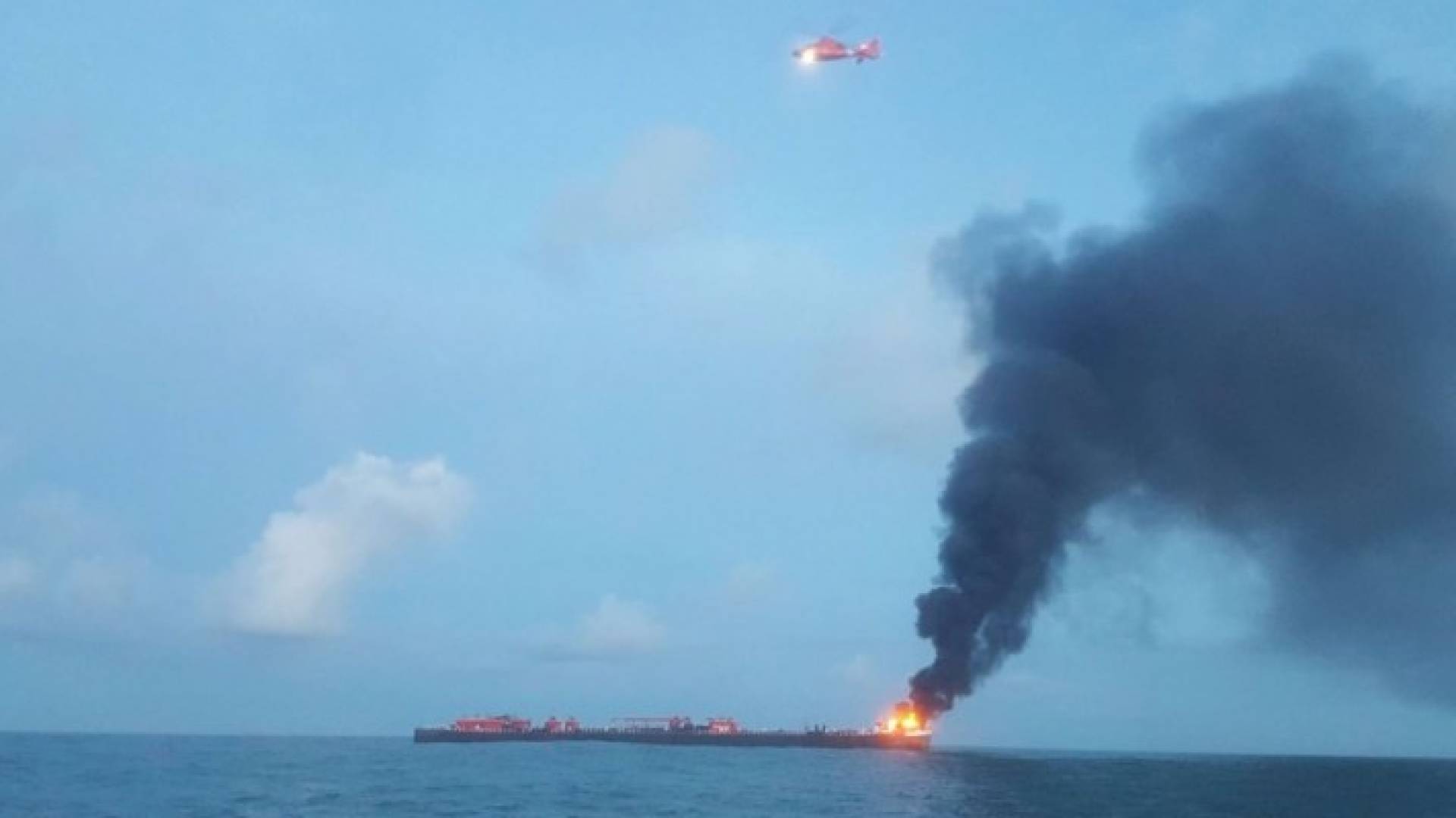 السنة اللهب تتصاعد من الناقلة - وسائل اعلام امريكية