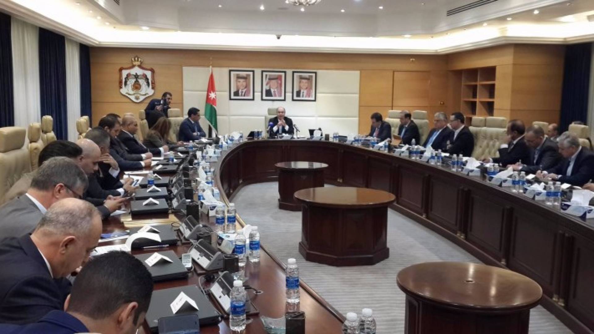 جانب من لقاء رئيس الوزراء مع الصحفيين