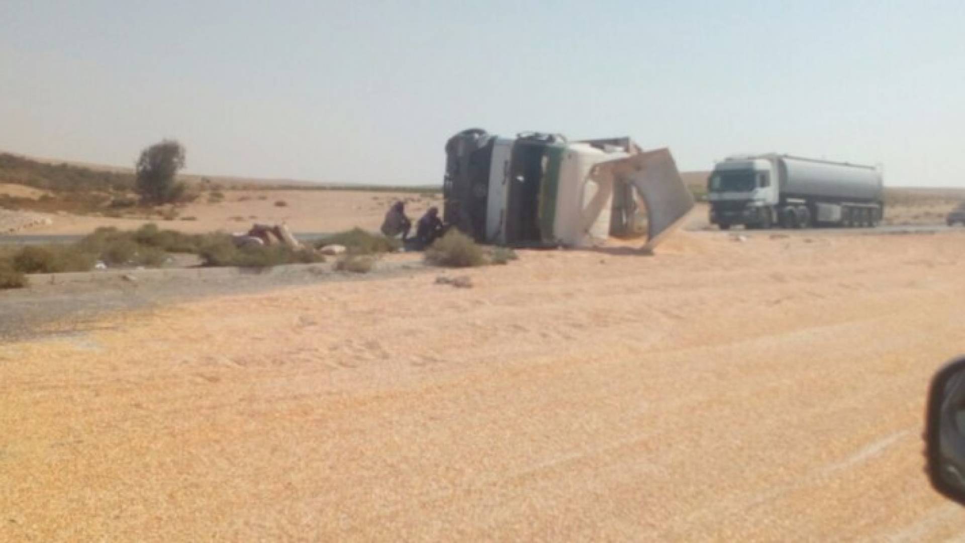 انقلاب الشاحنة على الطريق الصحراوي 