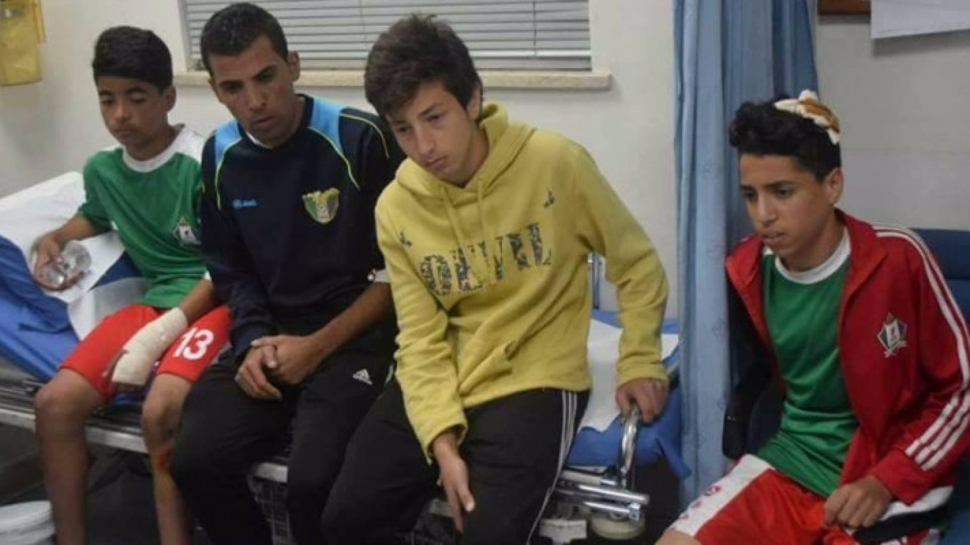 لاعبو الوحدات خلال تواجدهم في المستشفى