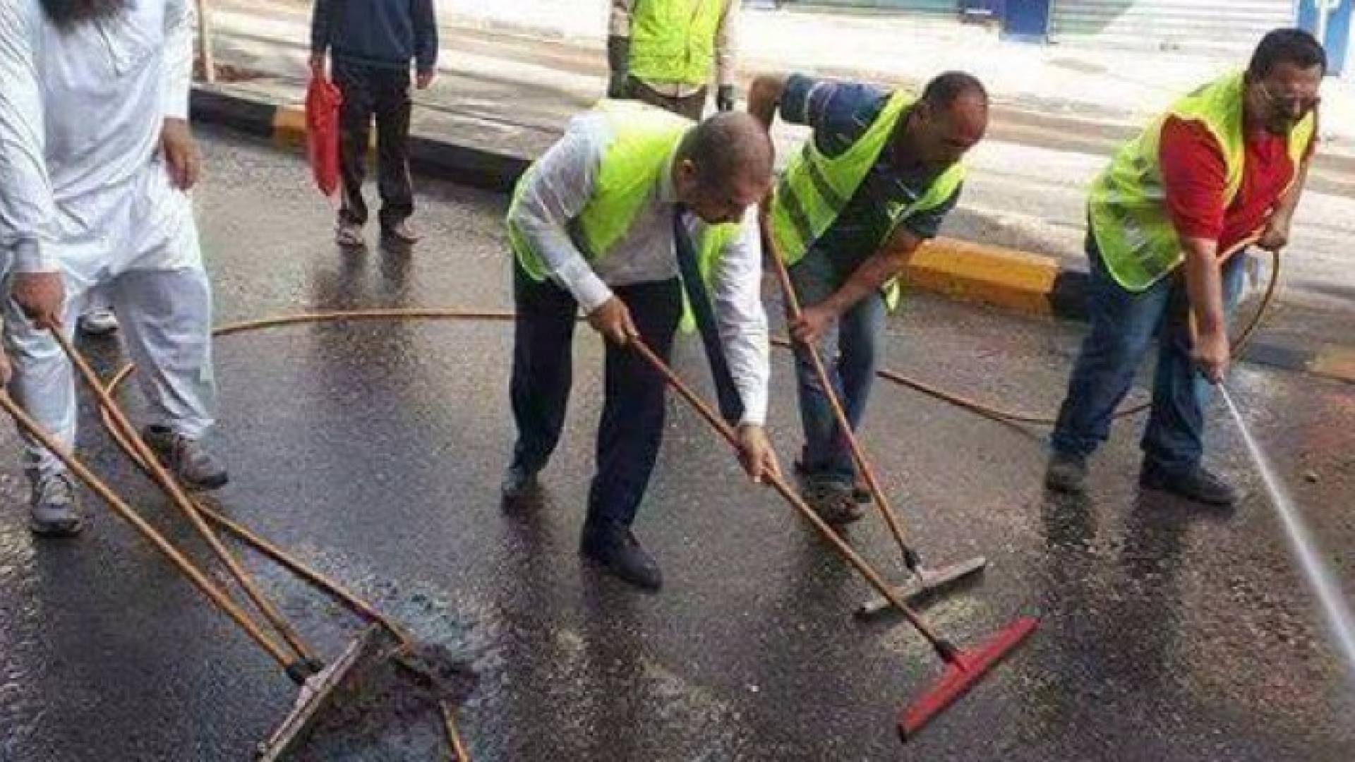 ابو السكر يساعد عمال بتنظيف شوارع الزرقاء