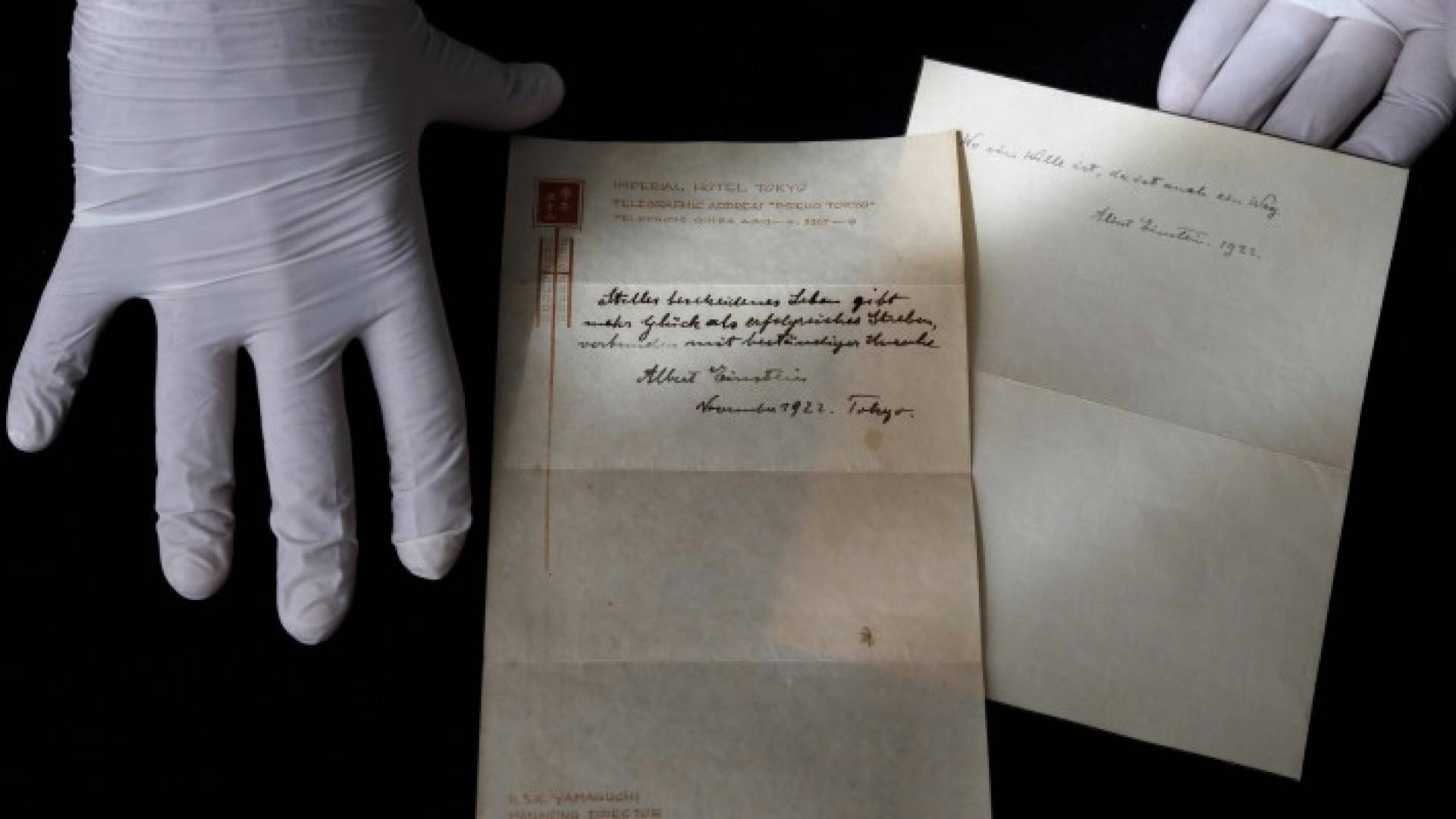 ورقتان كتب عليهما آينشتاين عبارتين عن نظرته للحياة السعيدة يعرضان للبيع بمزاد في القدس