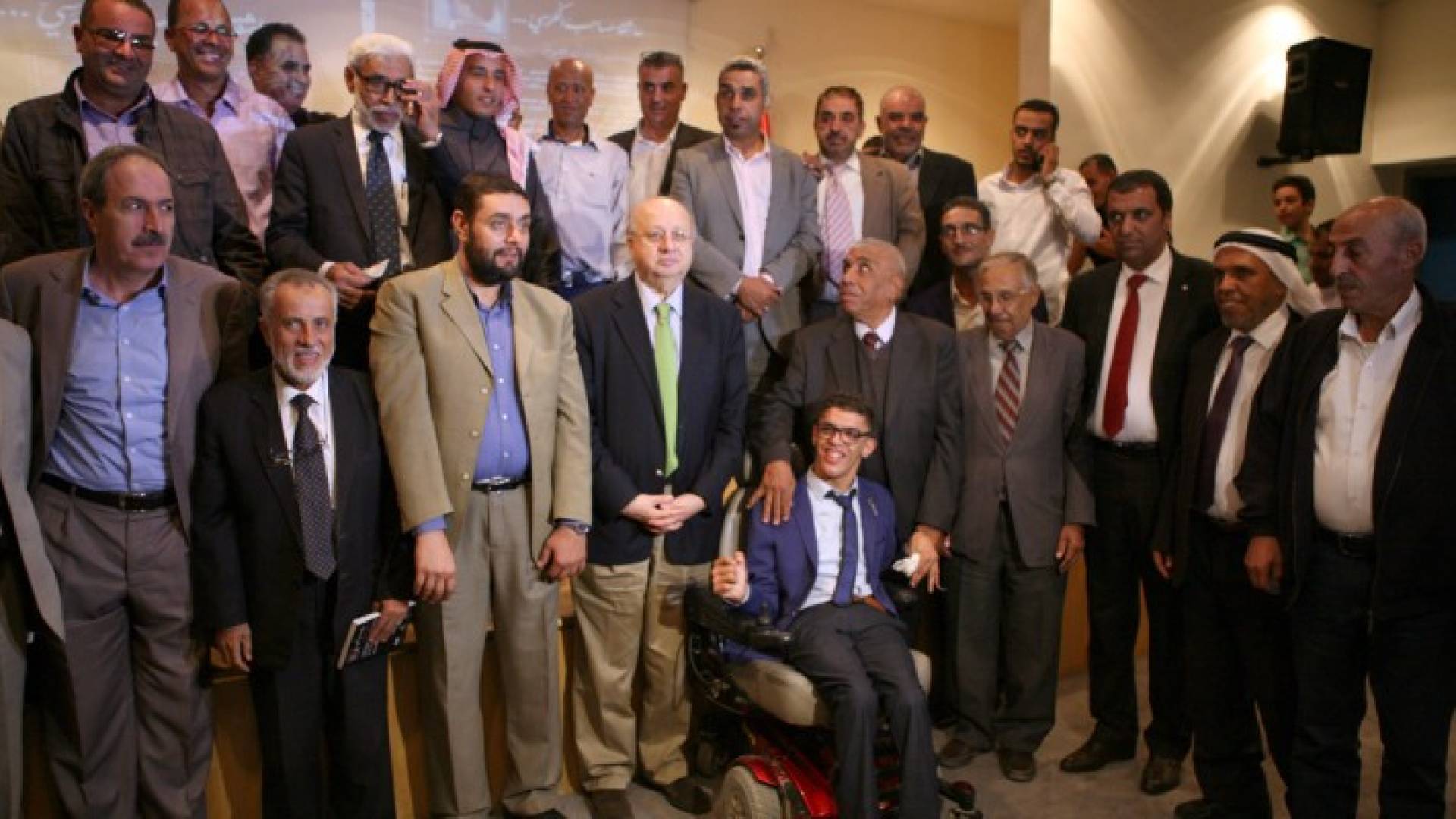 مشلول دماغيا يشهر كتابه "عاشقة صاحب الكرسي" الذي كتبه بأنفه