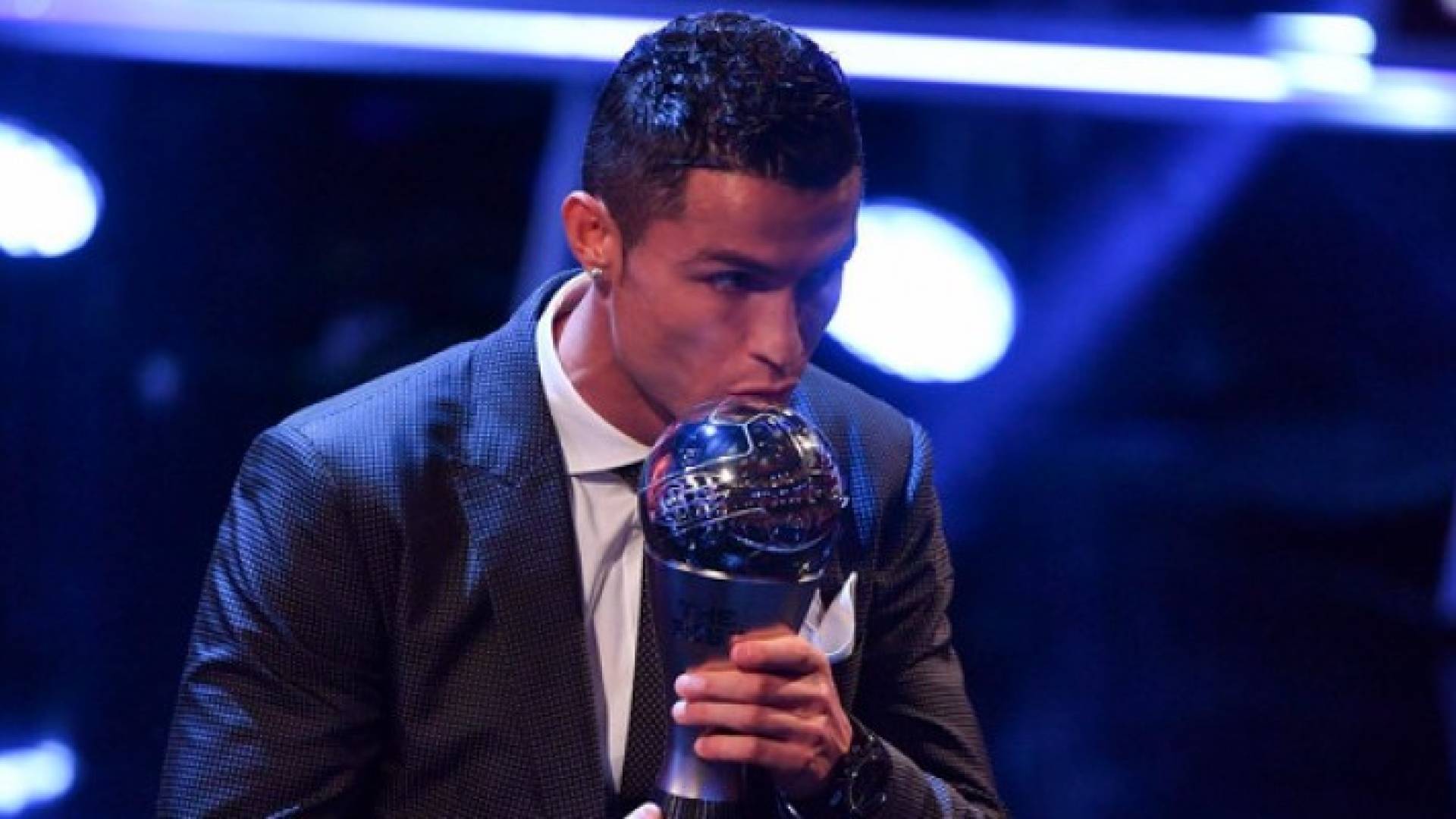 رونالدو يتوج بجائزة افضل لاعب في العالم 