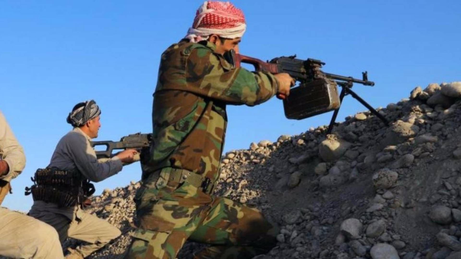 مقاتلون في قوات المبيشركة الكردية قرب كركوك
