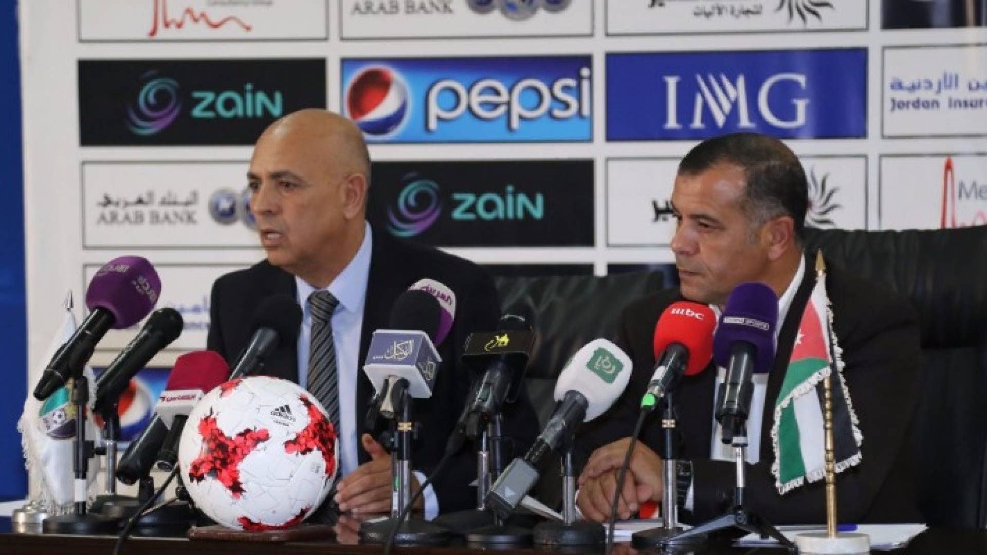 صورة خلال المؤتمر الصحفي 