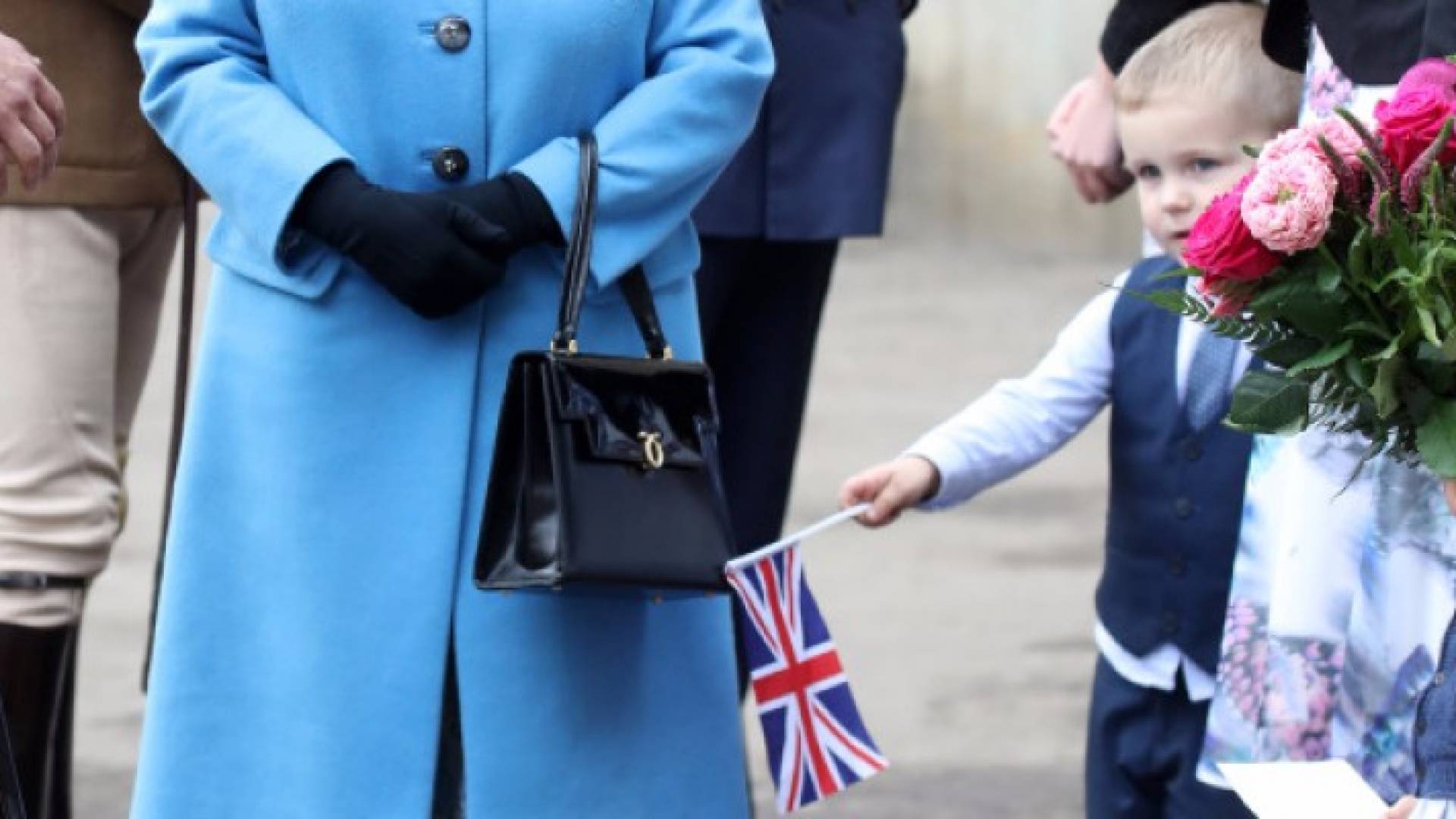 طفل يخرق العادات الملكية 