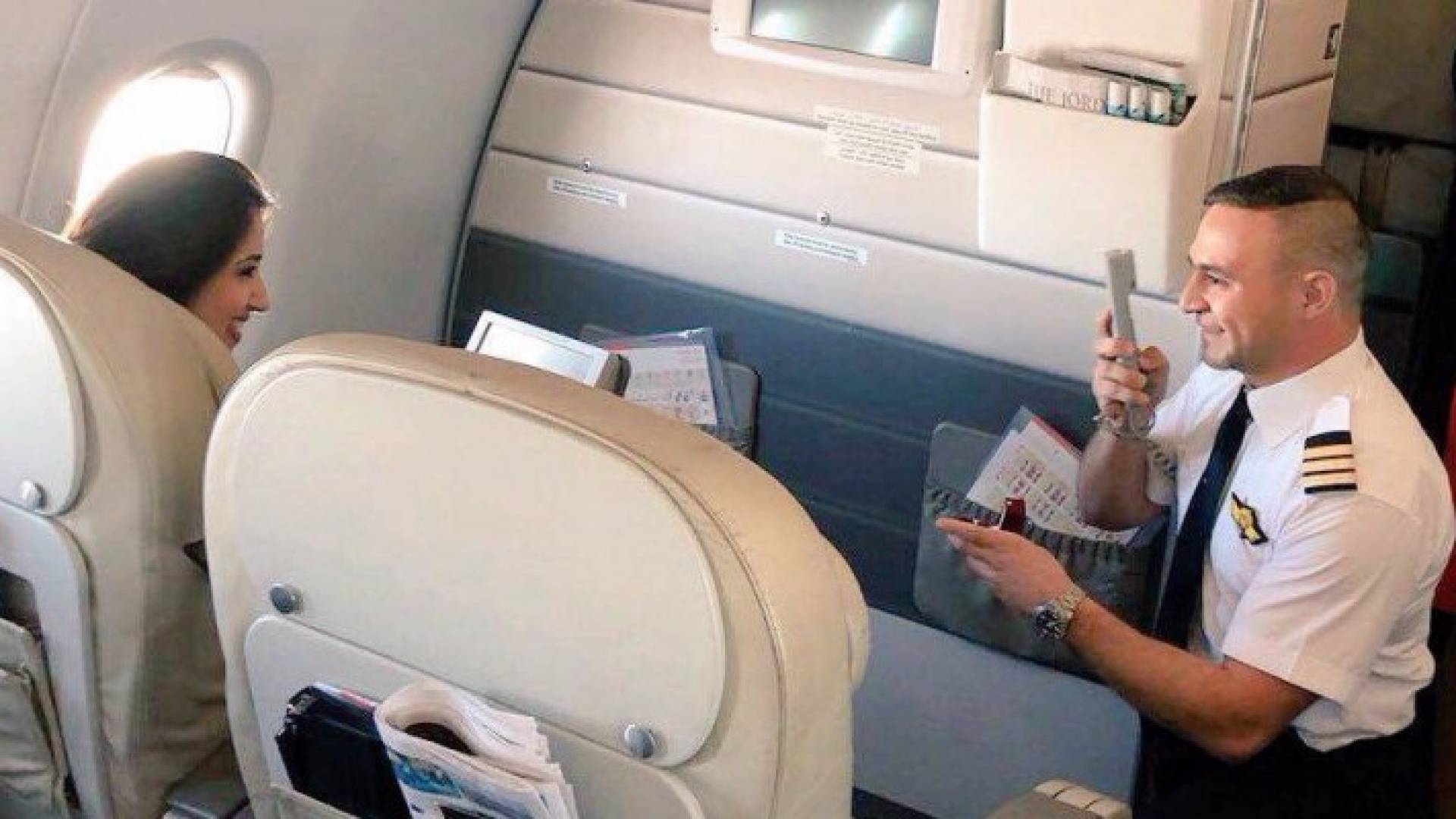 طيار يخطب فتاة على متن طائرة الملكية