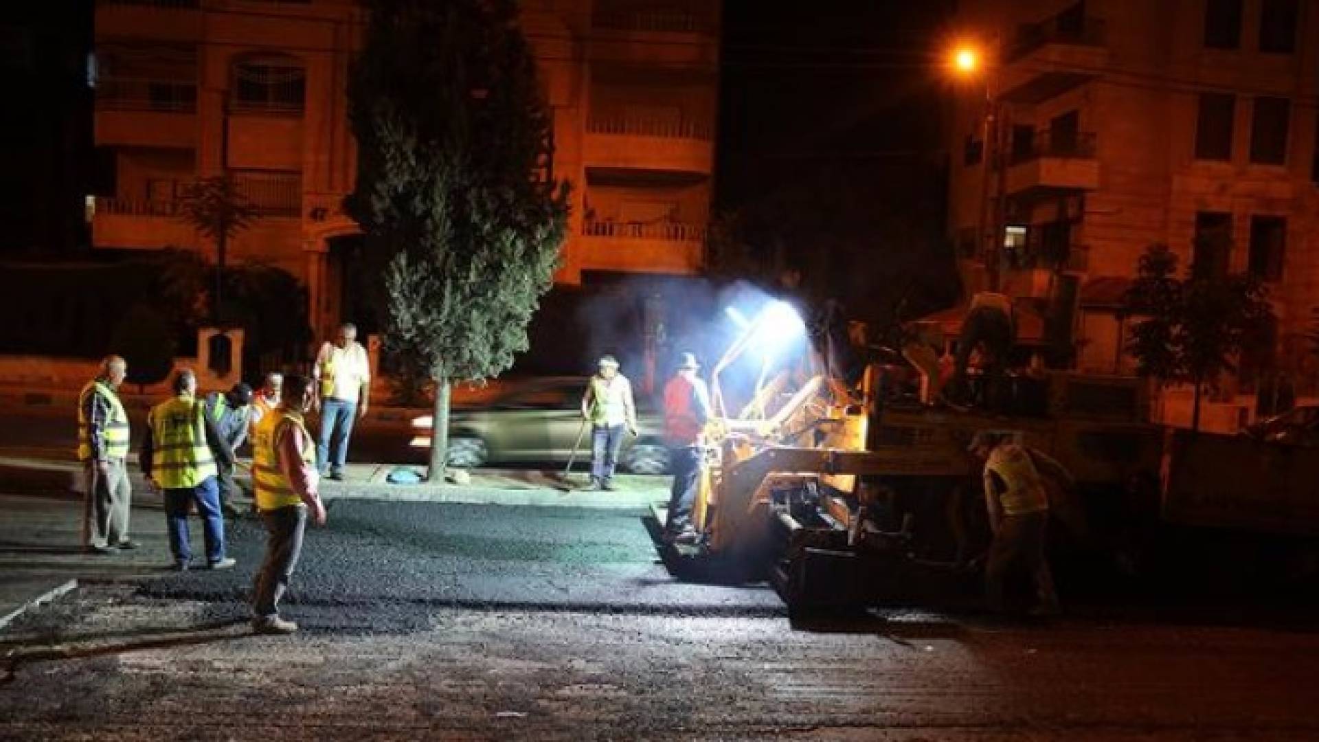 جانب من أعمال تعبيد وصيانة لشوارع رئيسية في عمان