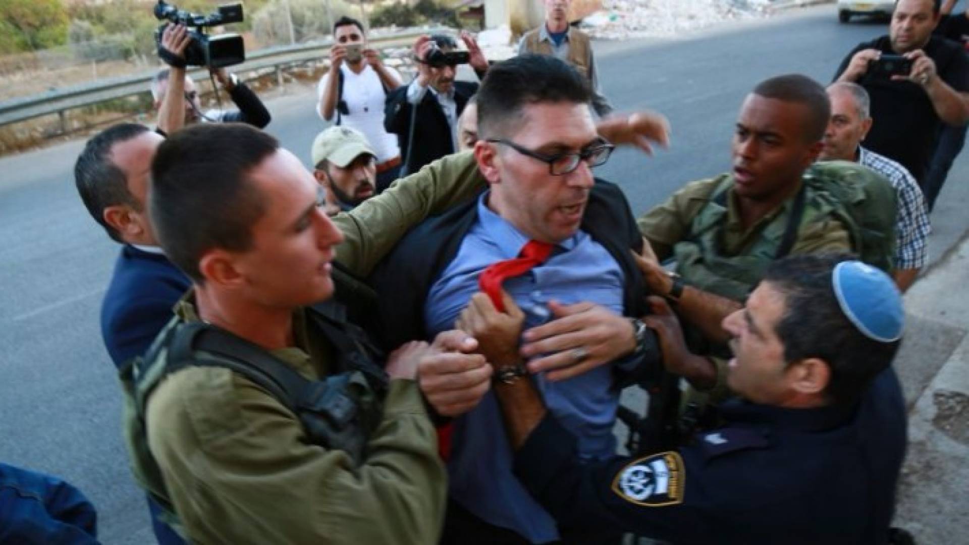 المستوطنون والجنود يعتدون على بريطانيين ضد وعد بلفور