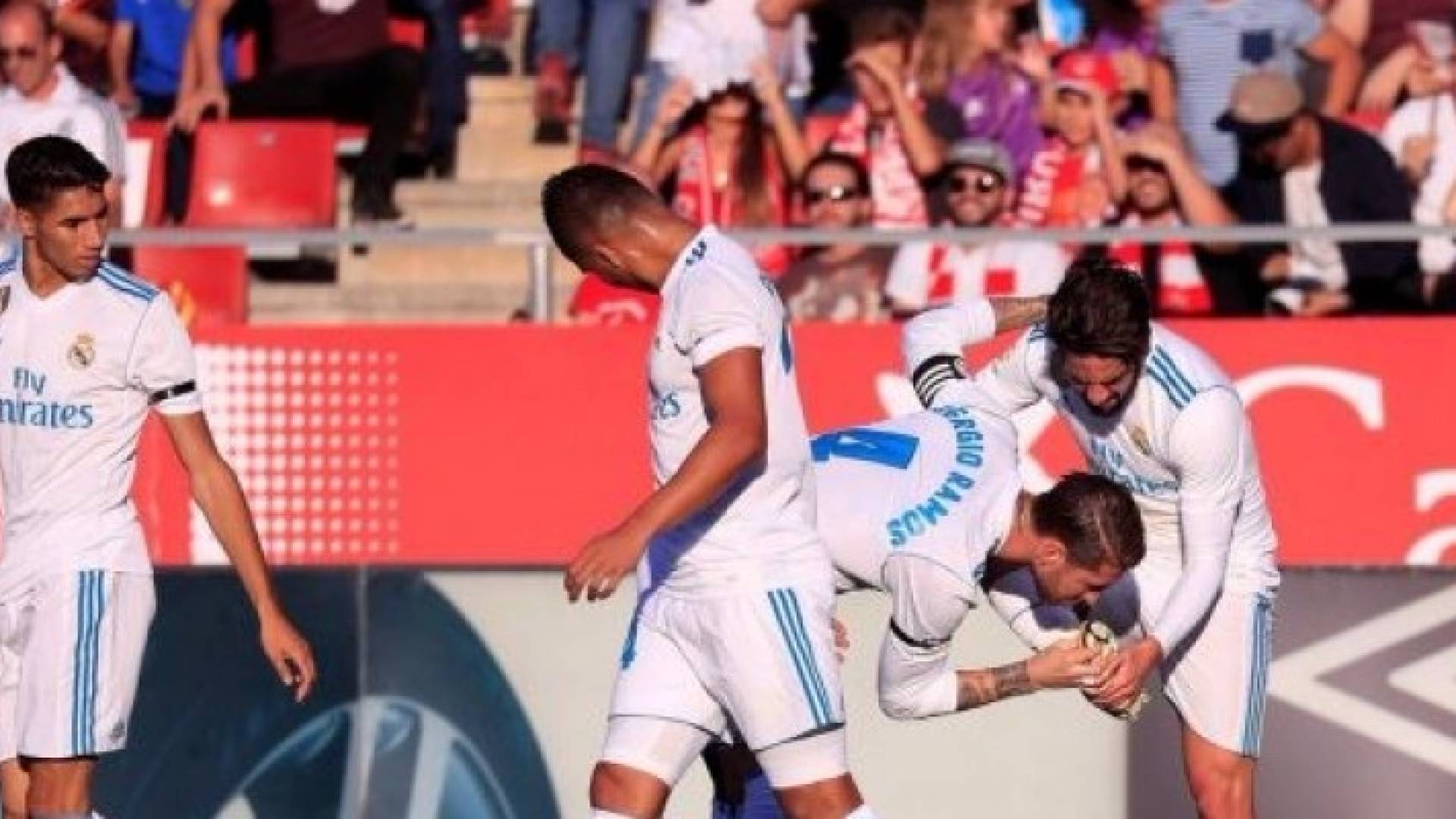 احتفل راموس بهدف ريال مدريد الأول في مرمي جيرونا بتقبيل قدم زميله إيسكو