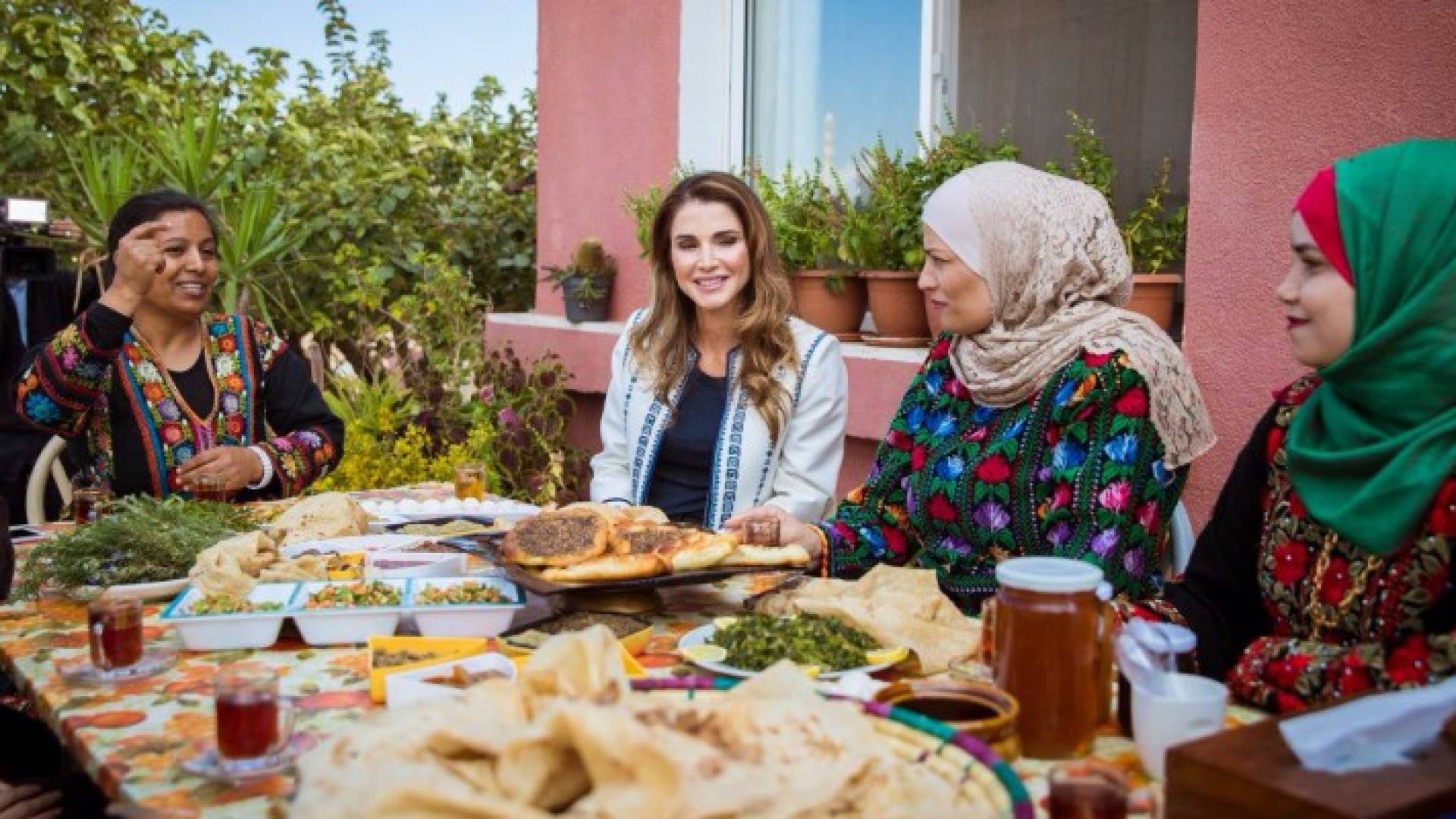 الملكة رانيا خلال زيارة الى قرية البيوضة