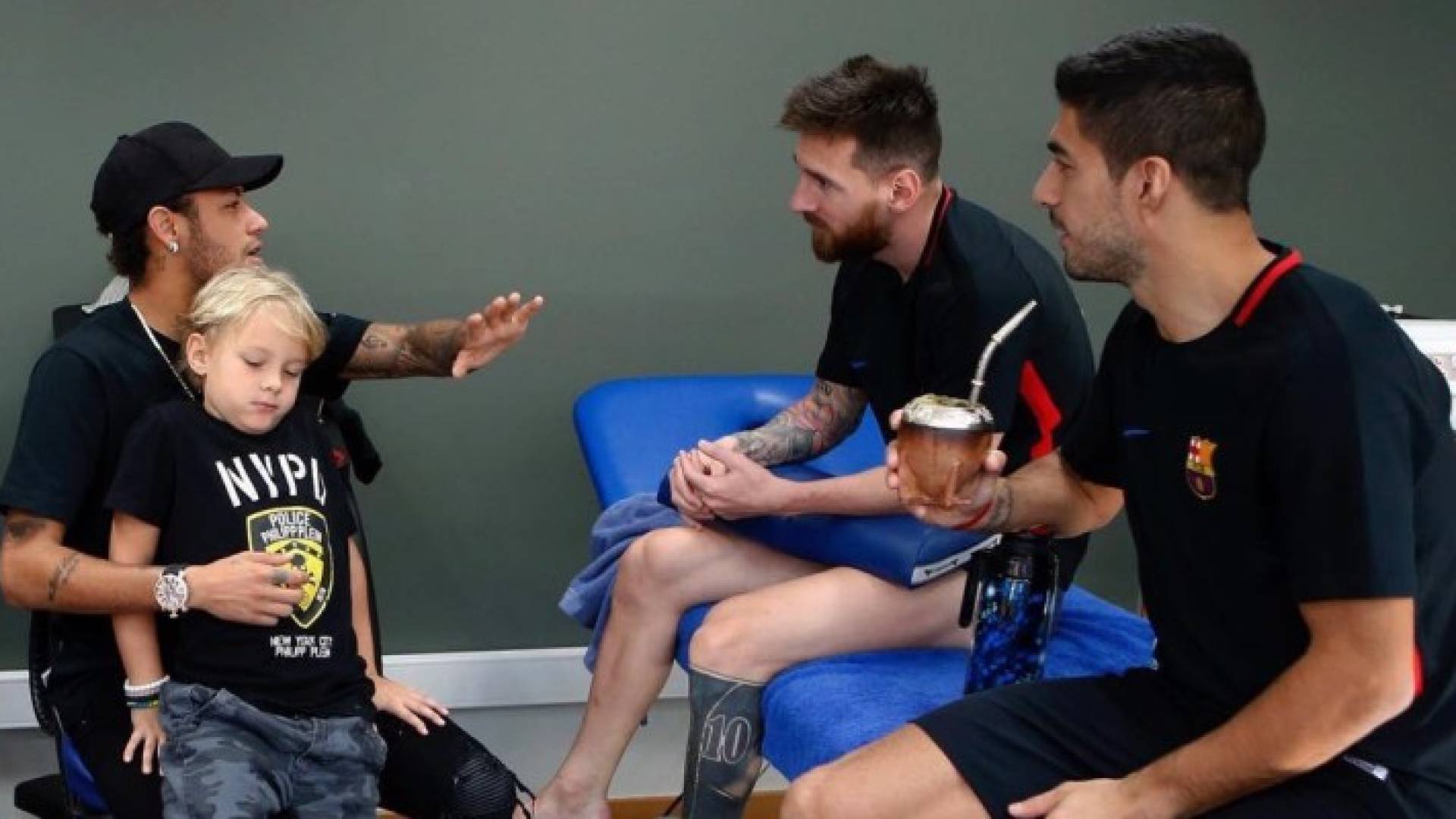 نيمار يسافر لبرشلونة ويقابل ميسي وسواريز ..صورة