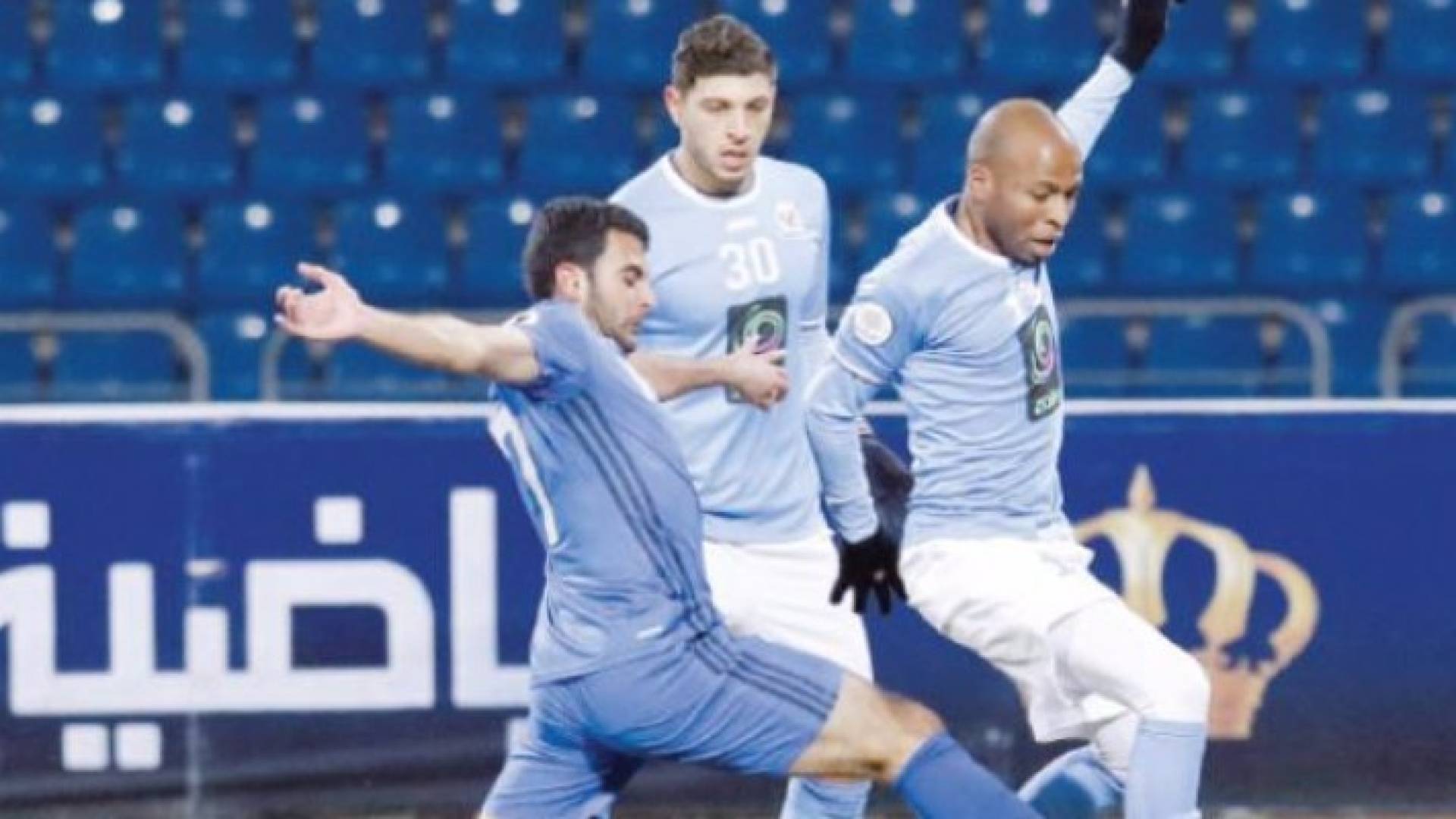 لاعب الفيصلي خليل بني عطية يحاول المرور بالكرة من لاعب الرمثا في لقاء سابق