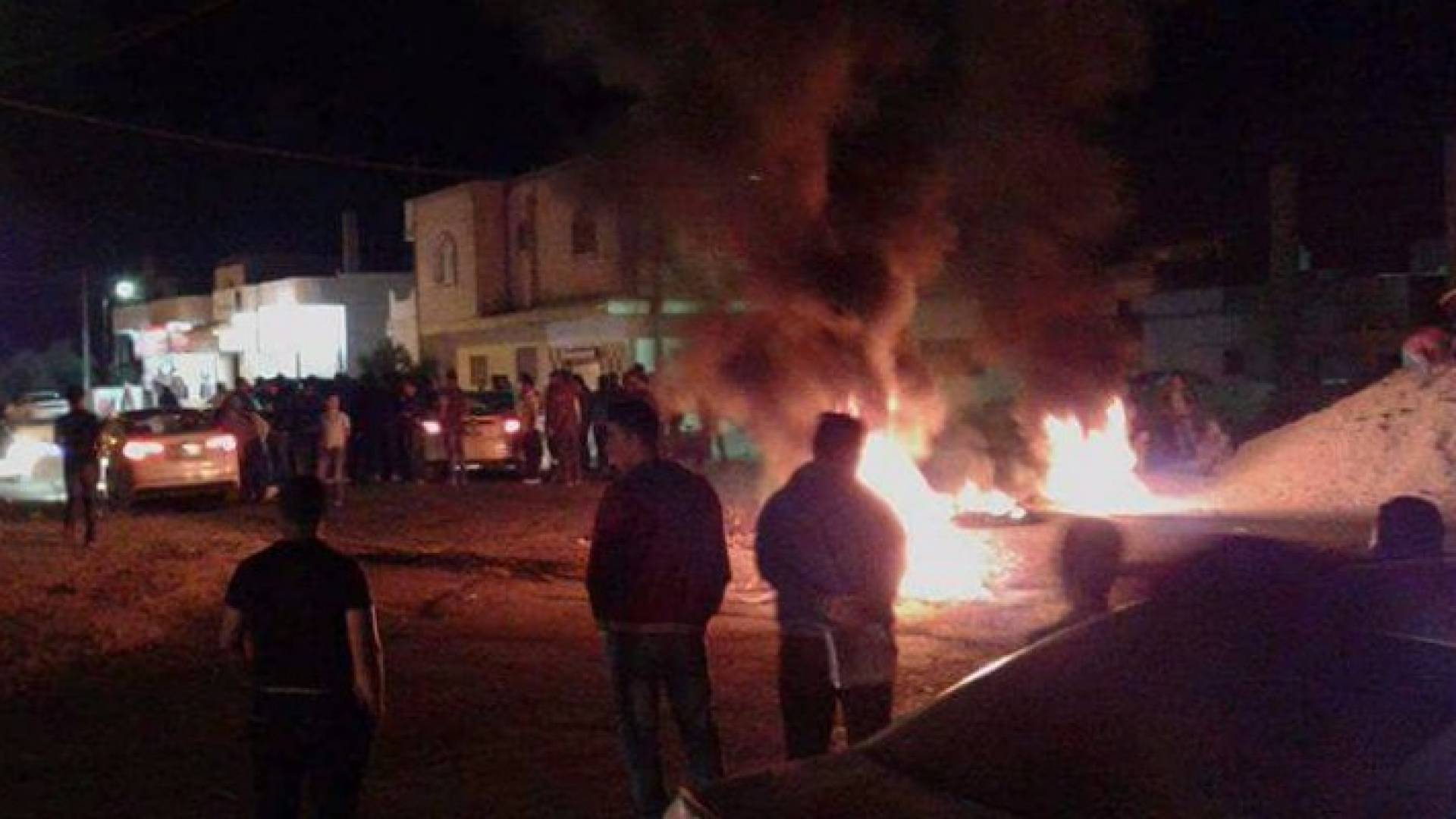 محتجون يغلقون الطريق الرئيسي بالإطارات المشتعلة