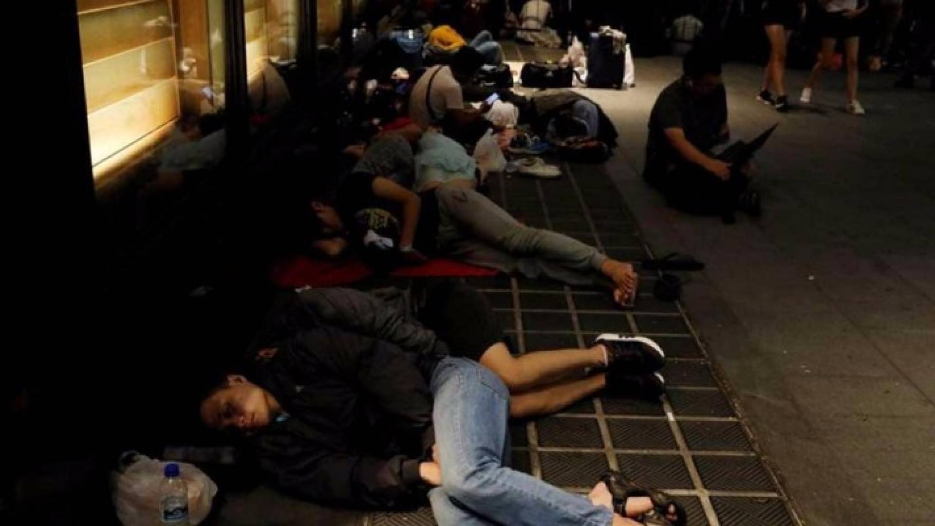 يقضون ليلتهم خارج متجر أبل في سنغافورة للحصول على "آيفون X"