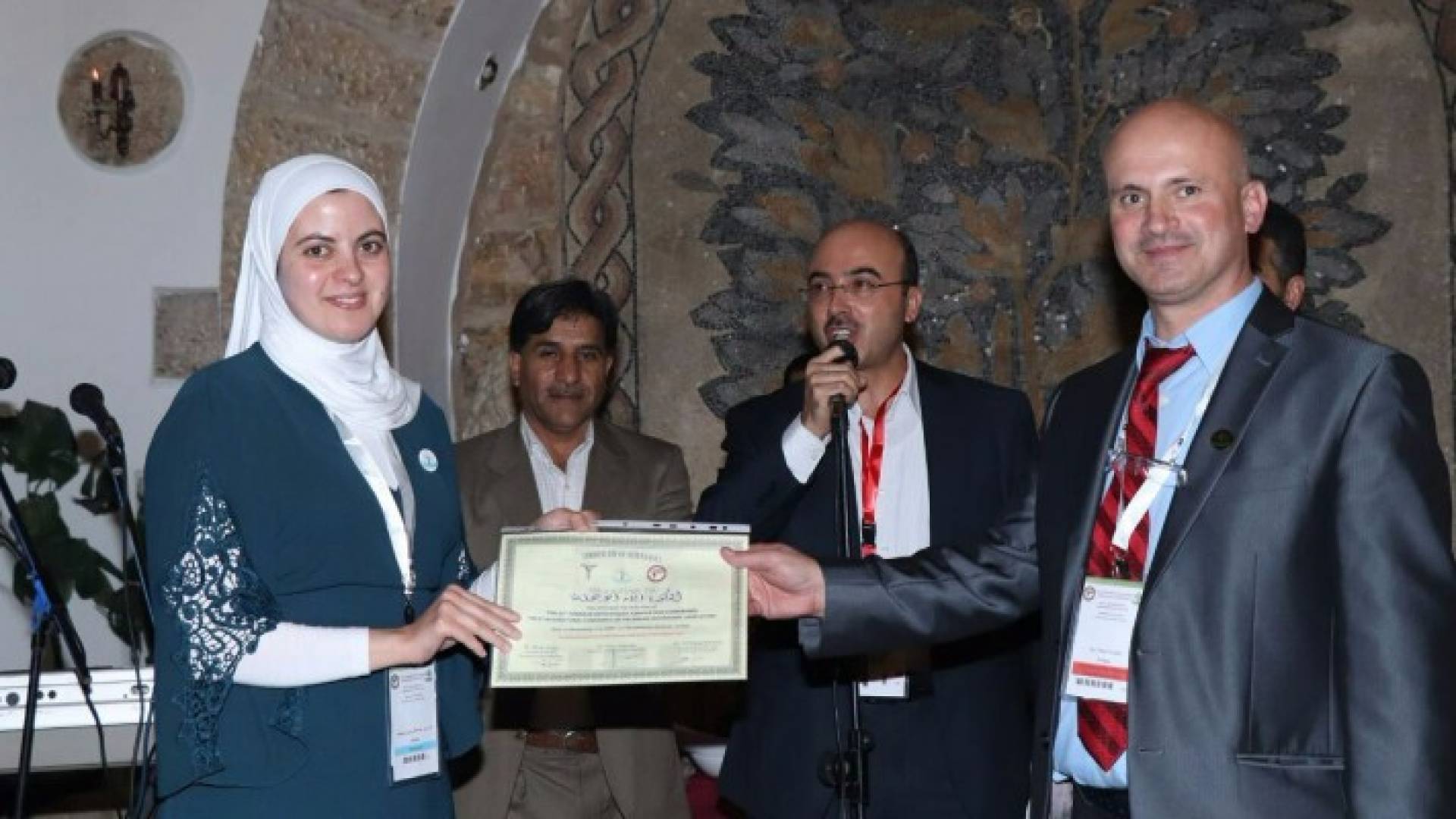  العزازي يكرم اول طبيبة جراحة عظام اردنية