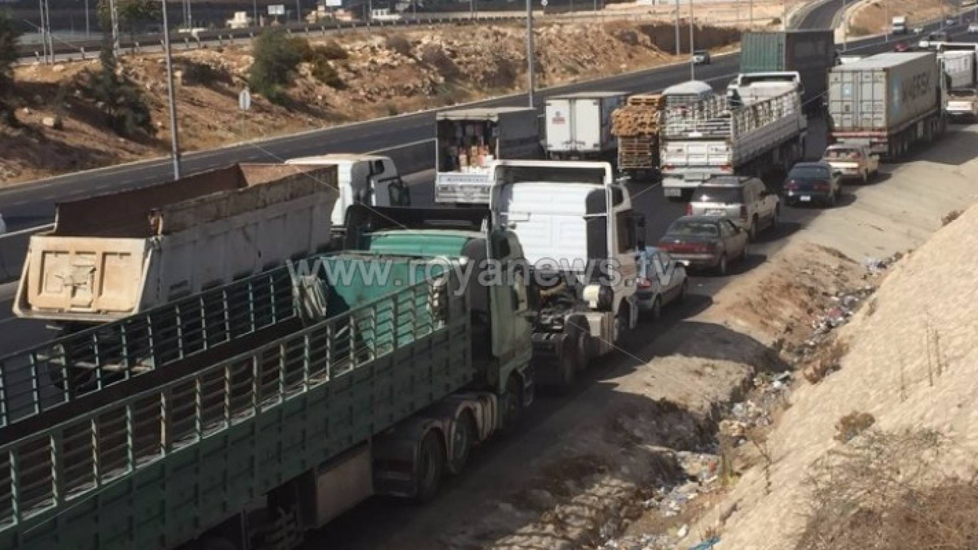 جانب من اعتصام اصحاب الشاحنات بالقرب من جسر المطار 
