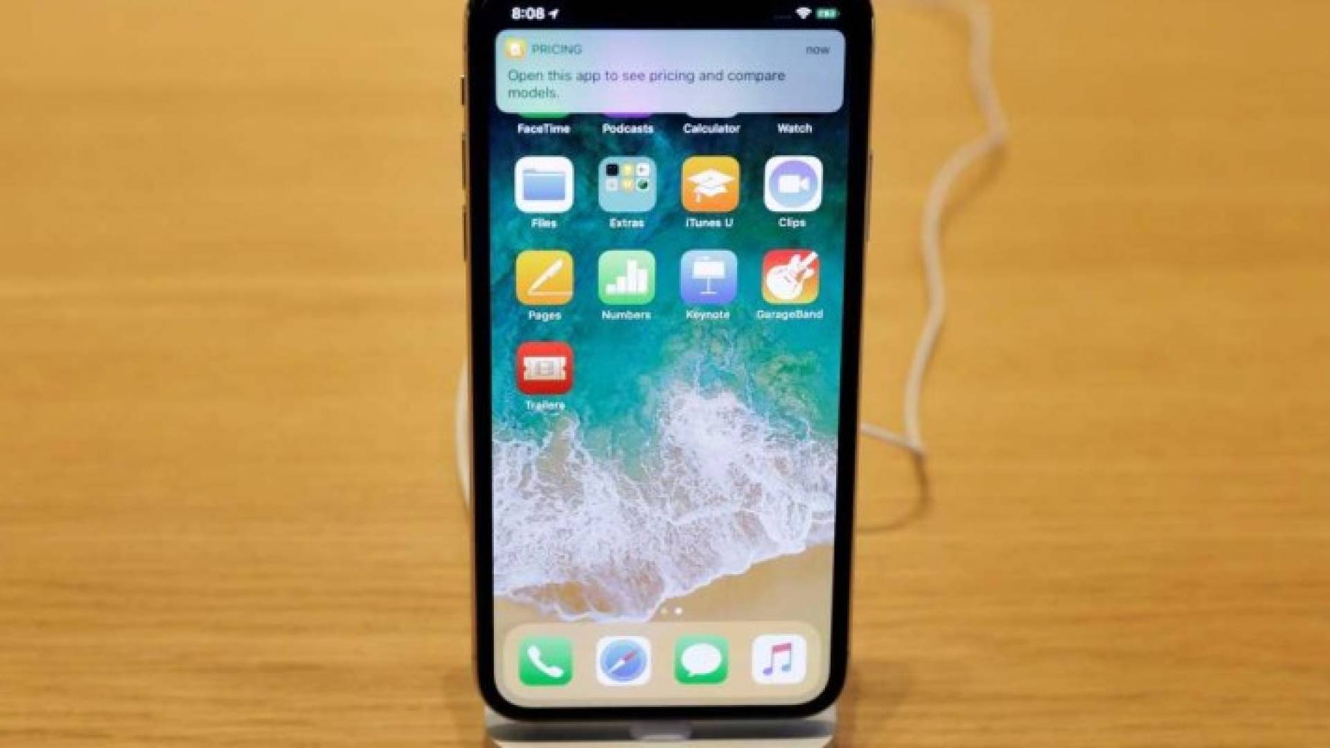 آيفون X جاء بشاشة زجاجية