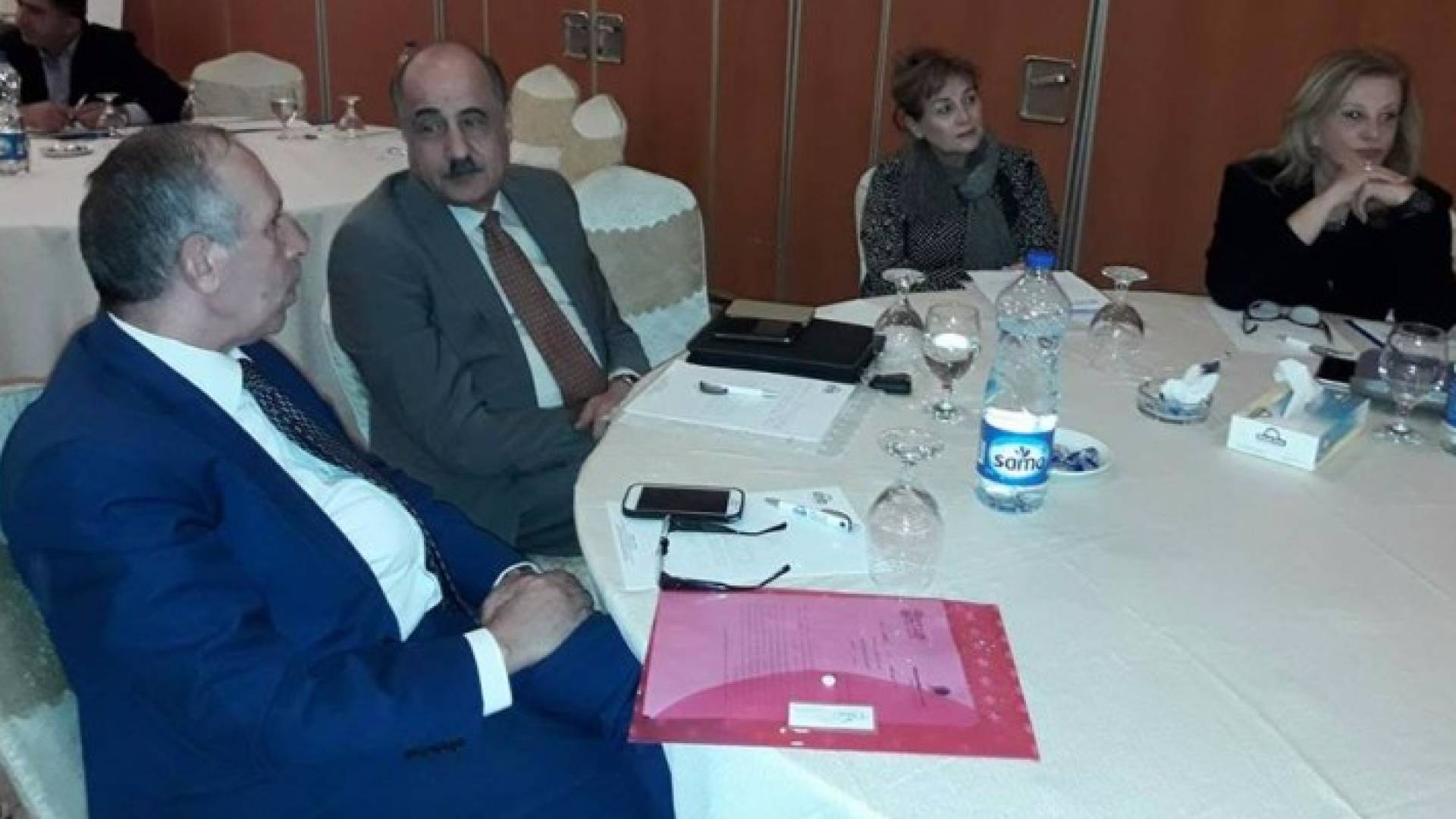 جانب من الجلسة الحوارية 