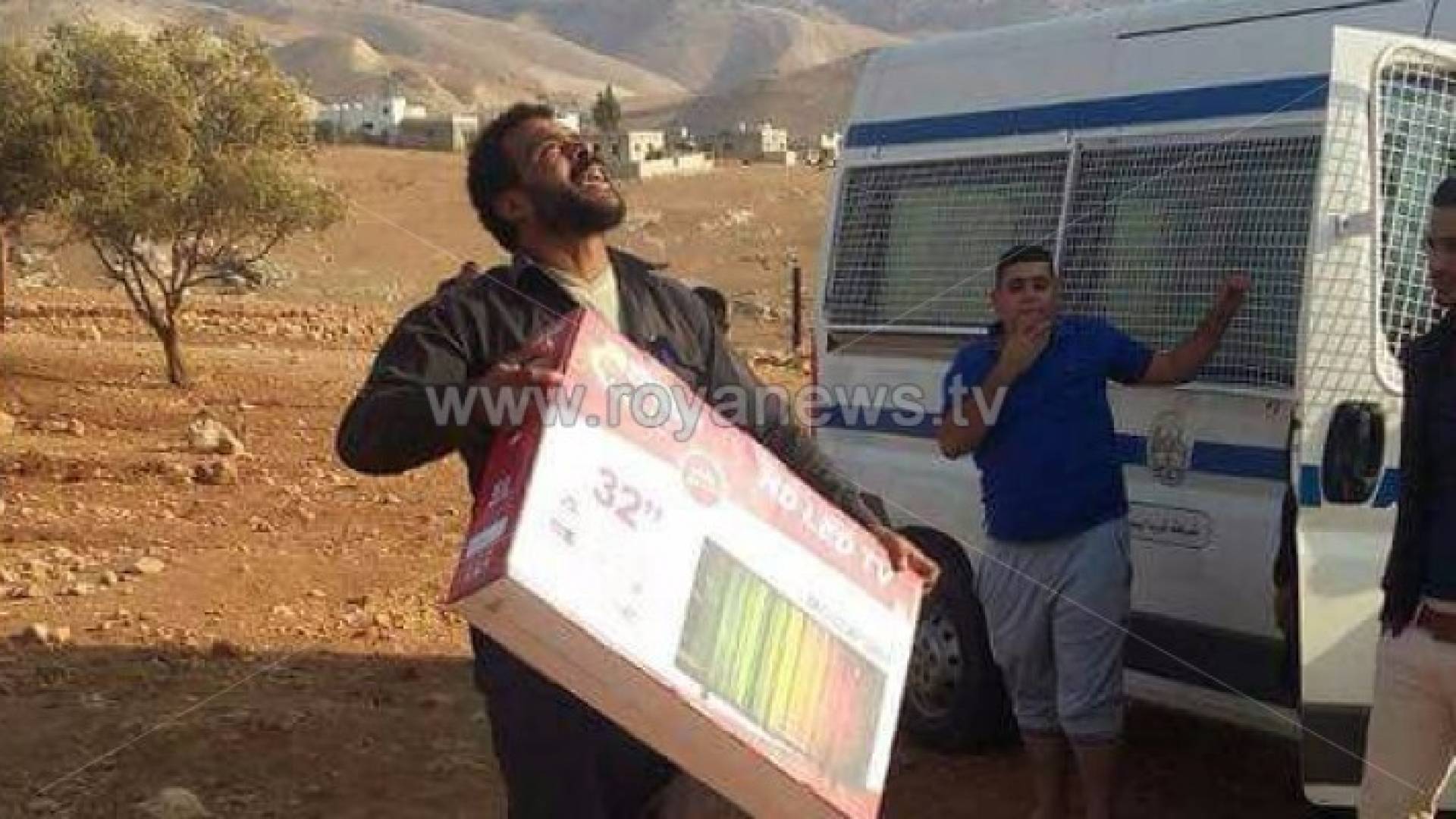 الشاب بعد نزوله من البرج