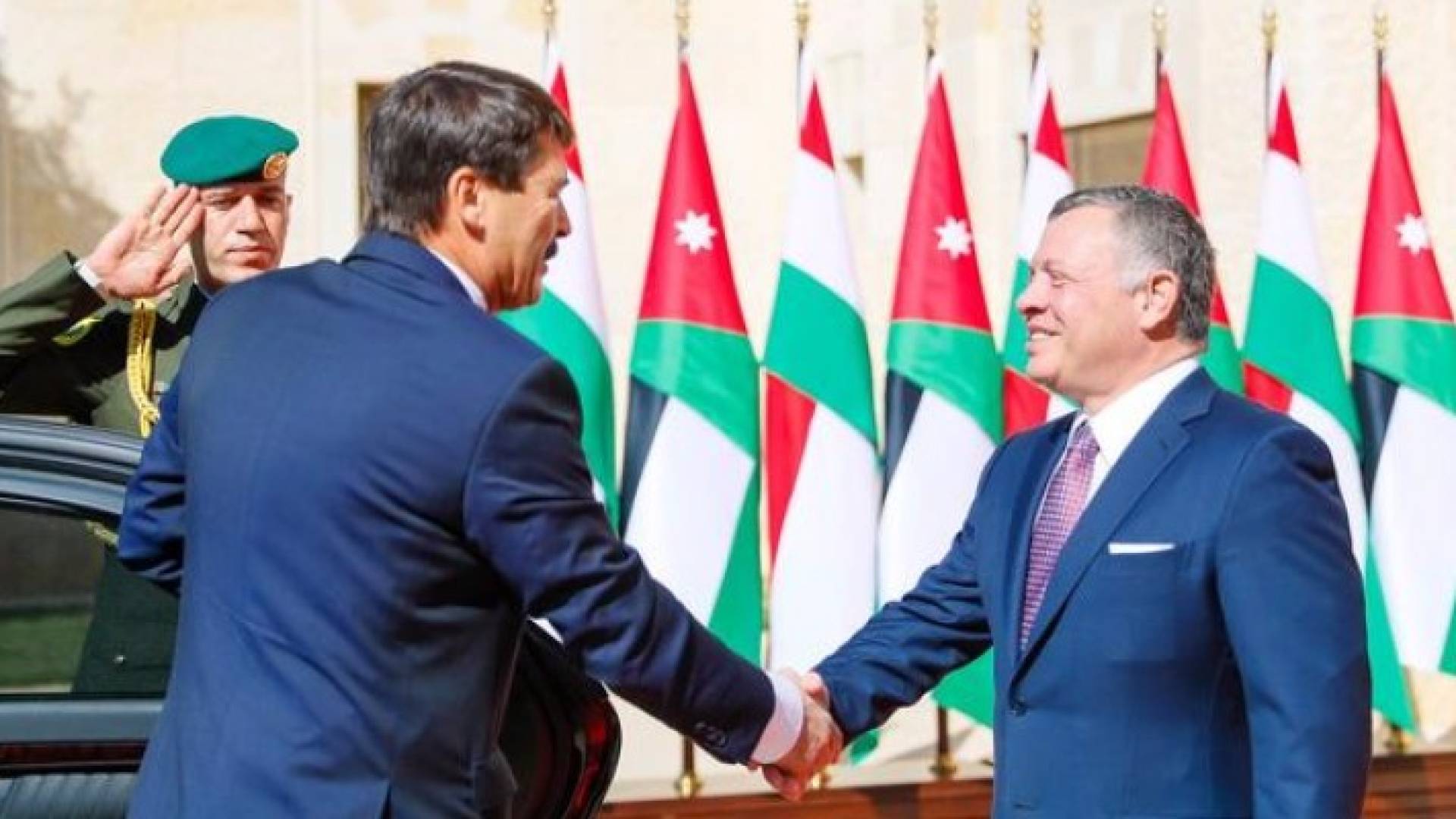 الملك عبدالله الثاني في مقدمة مستقبلي الرئيس الهنغاري يانوش أدير والسيدة عقيلته في قصر الحسينية