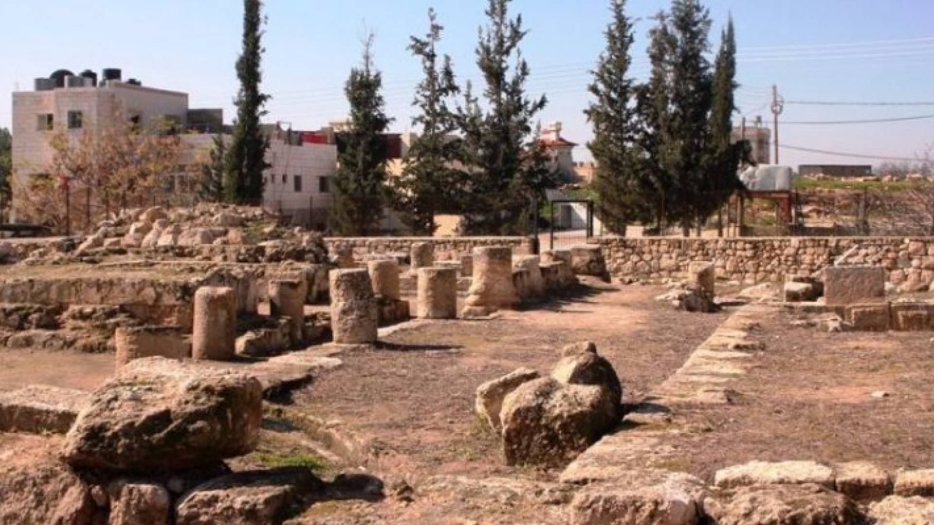 الاحتلال يصادر أحجارا أثرية من قصر "المورق" بالخليل