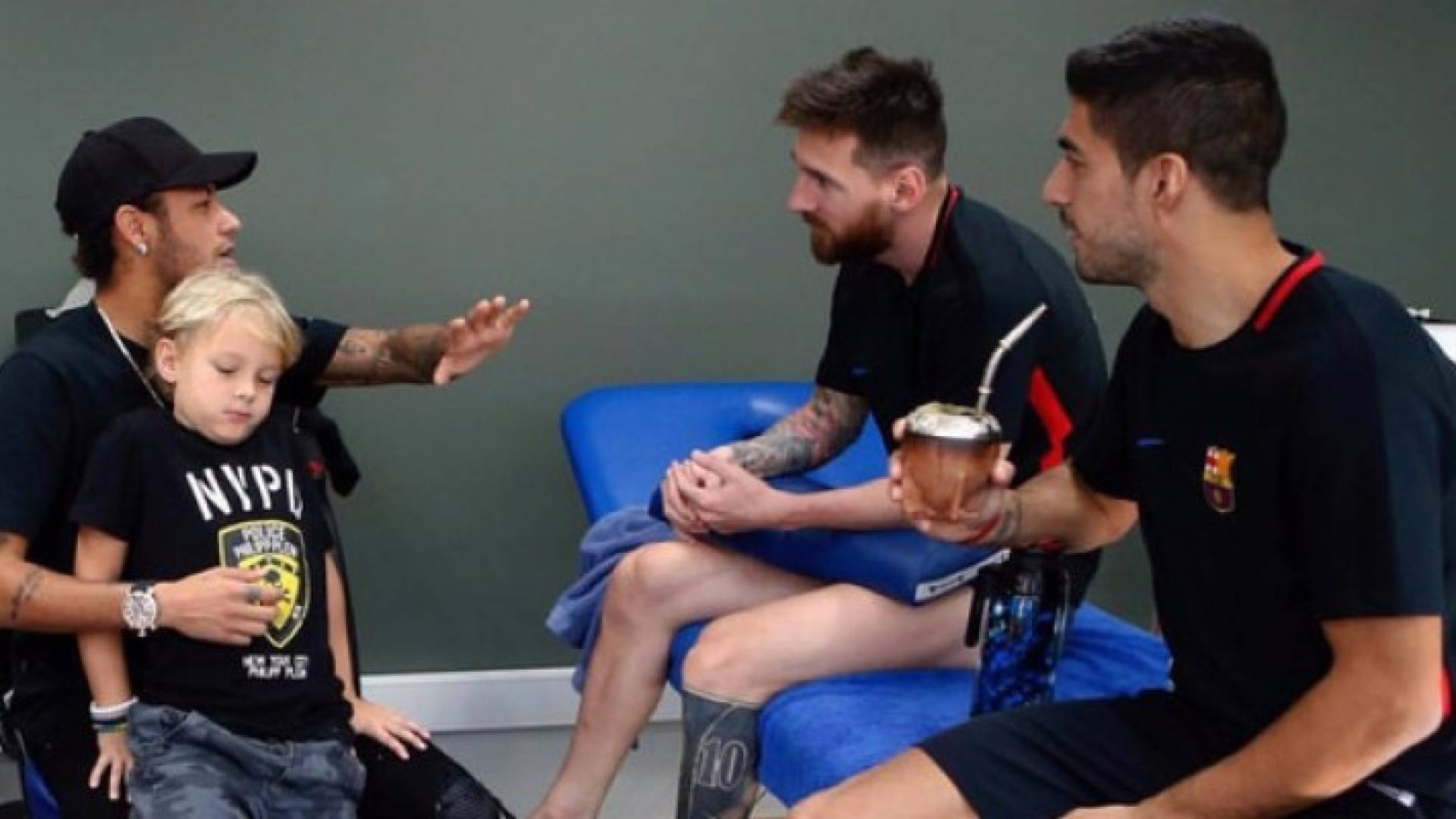 اثناء لقاء نيمار ميسي وسواريز